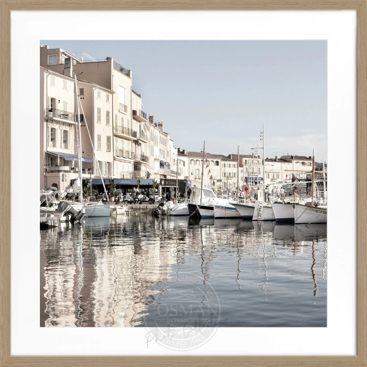 Schwarz-weiß Poster mit Rahmen, Hafen von Saint Tropez, Cosman-Photocollection, quadratisch 55x55cm, maritime Küstenstadt.