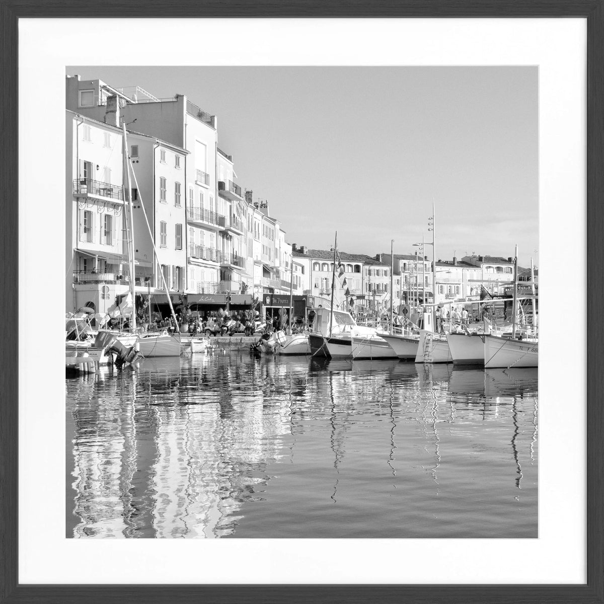 Schwarz-weiß Poster mit Rahmen ‘Hafen’ Saint Tropez von Cosman-Photocollection, quadratisch, 55x55 cm, maritime Stadtansicht.