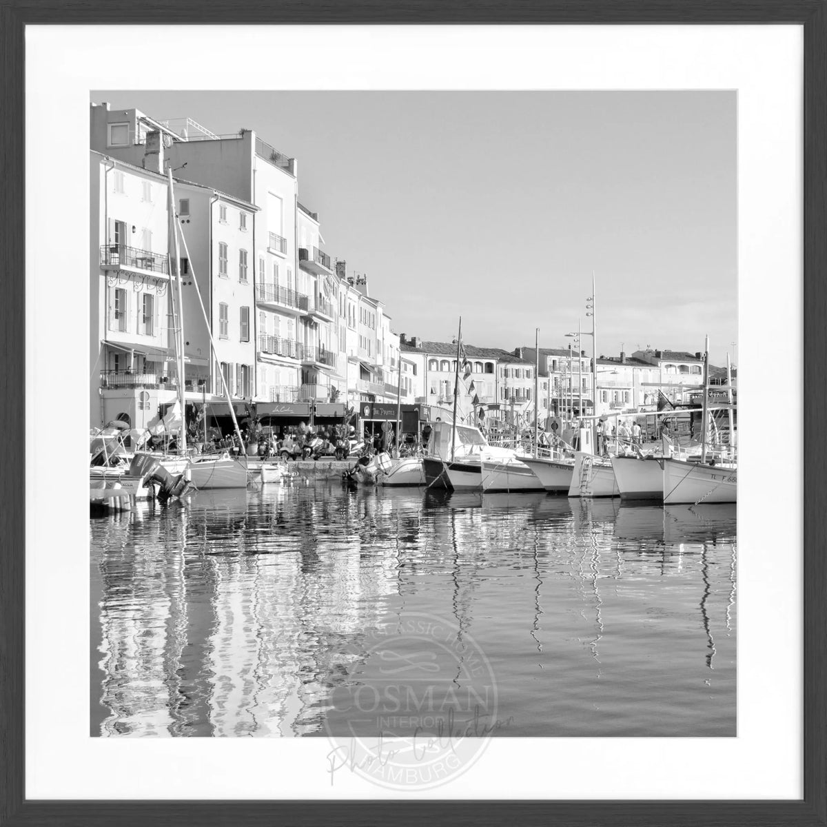 Schwarz-weiß Poster mit Rahmen ‘Hafen’ Saint Tropez von Cosman-Photocollection, quadratisch, 55x55 cm, maritime Stadtansicht.