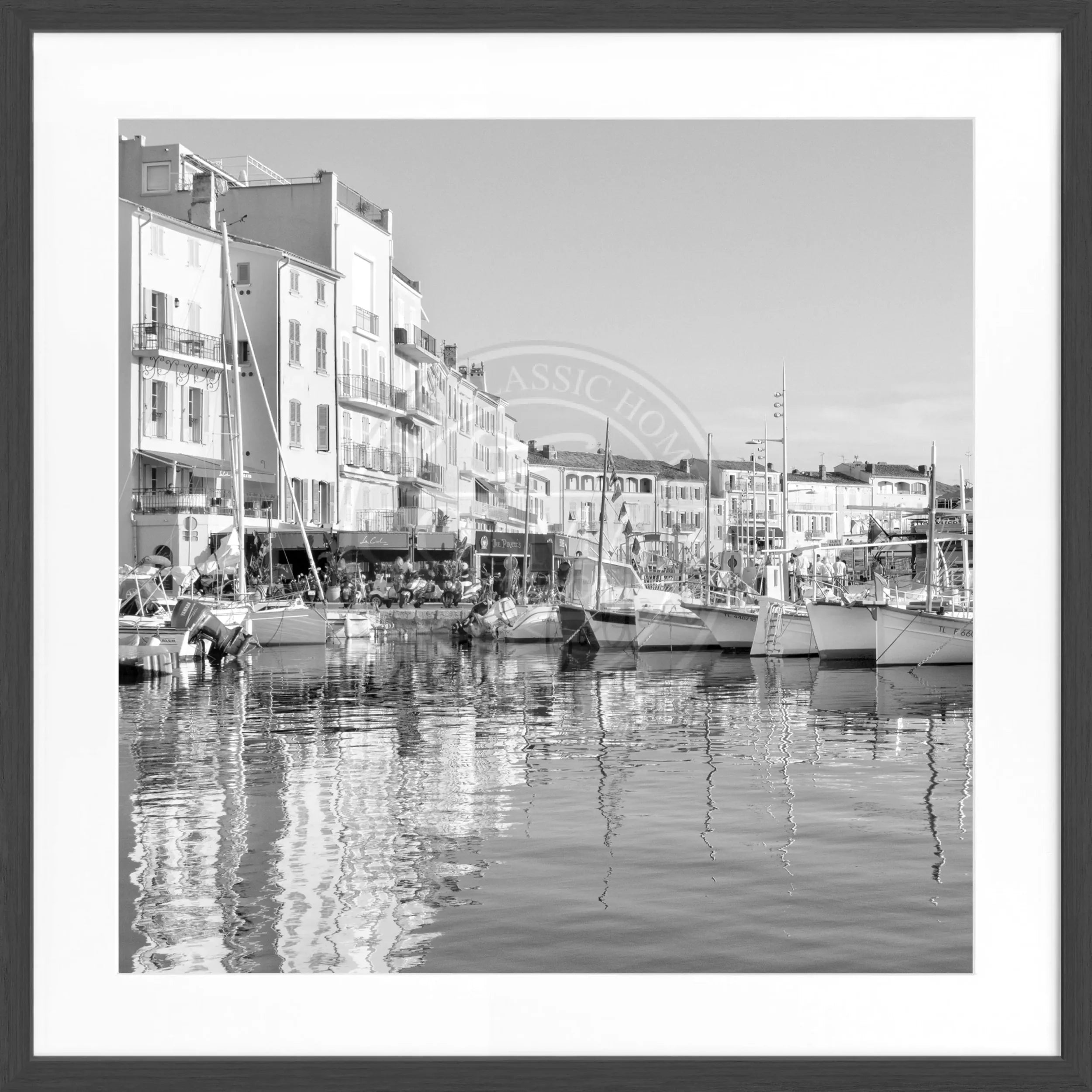 Schwarz-weiß Poster mit Rahmen ‘Hafen’ Saint Tropez von Cosman-Photocollection, quadratisch, 55x55 cm, maritime Stadtansicht.
