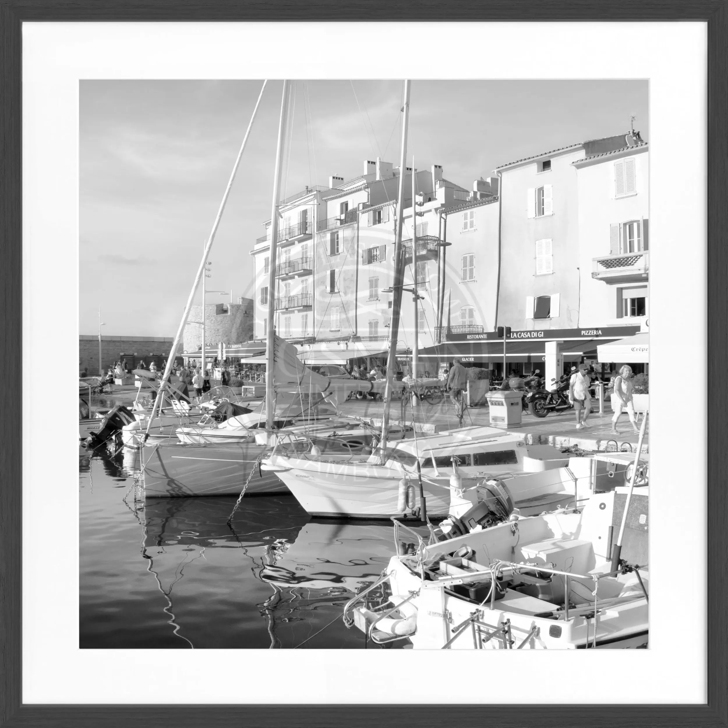 Schwarz-weiß Poster mit Rahmen 'Hafen' Saint Tropez, quadratisch, 55x55cm, von Cosman-Photocollection, maritime Stadtansicht