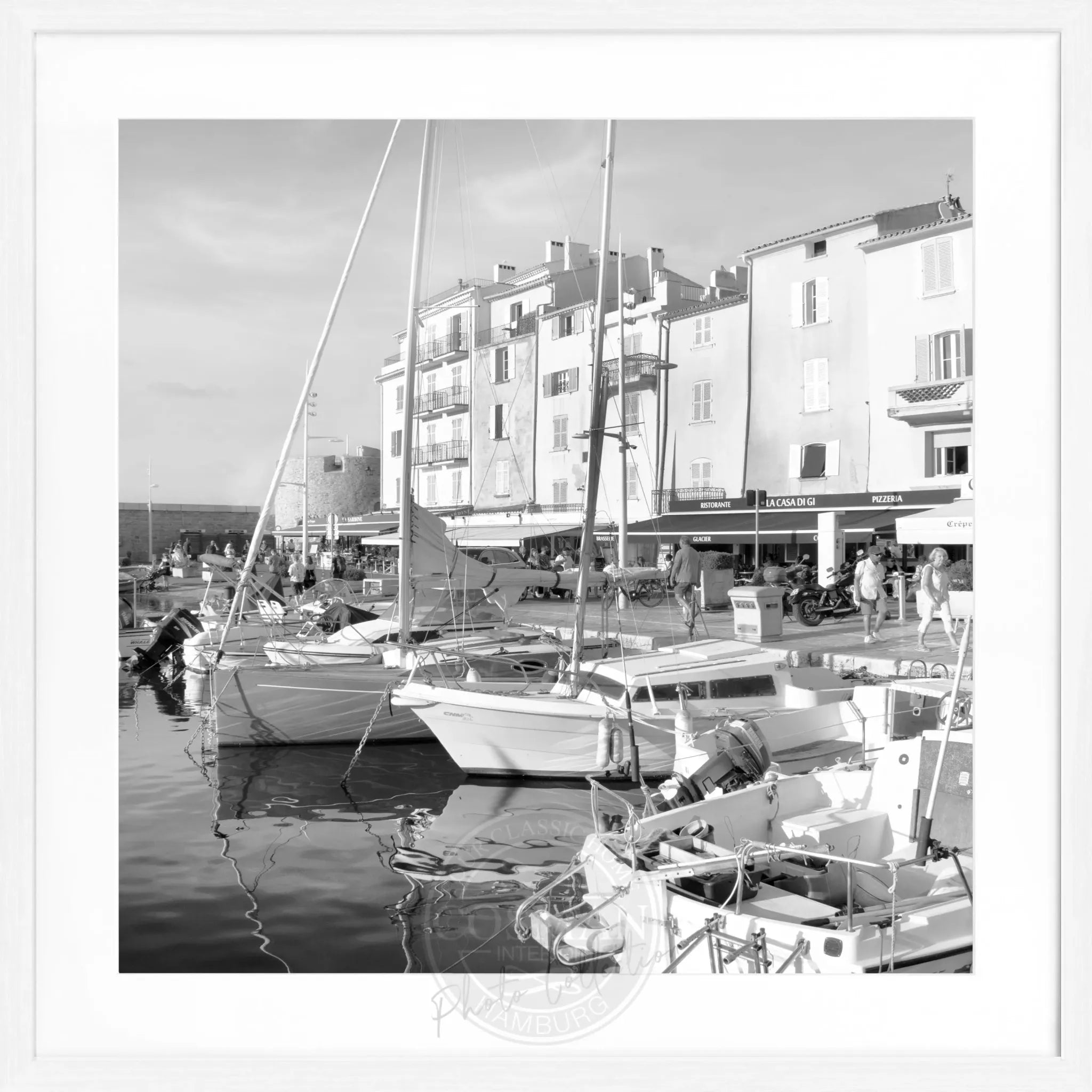 Schwarz-weiß Poster mit Rahmen 'Hafen' Saint Tropez, quadratisch 55x55cm, von Cosman-Photocollection, maritime Stadtansicht