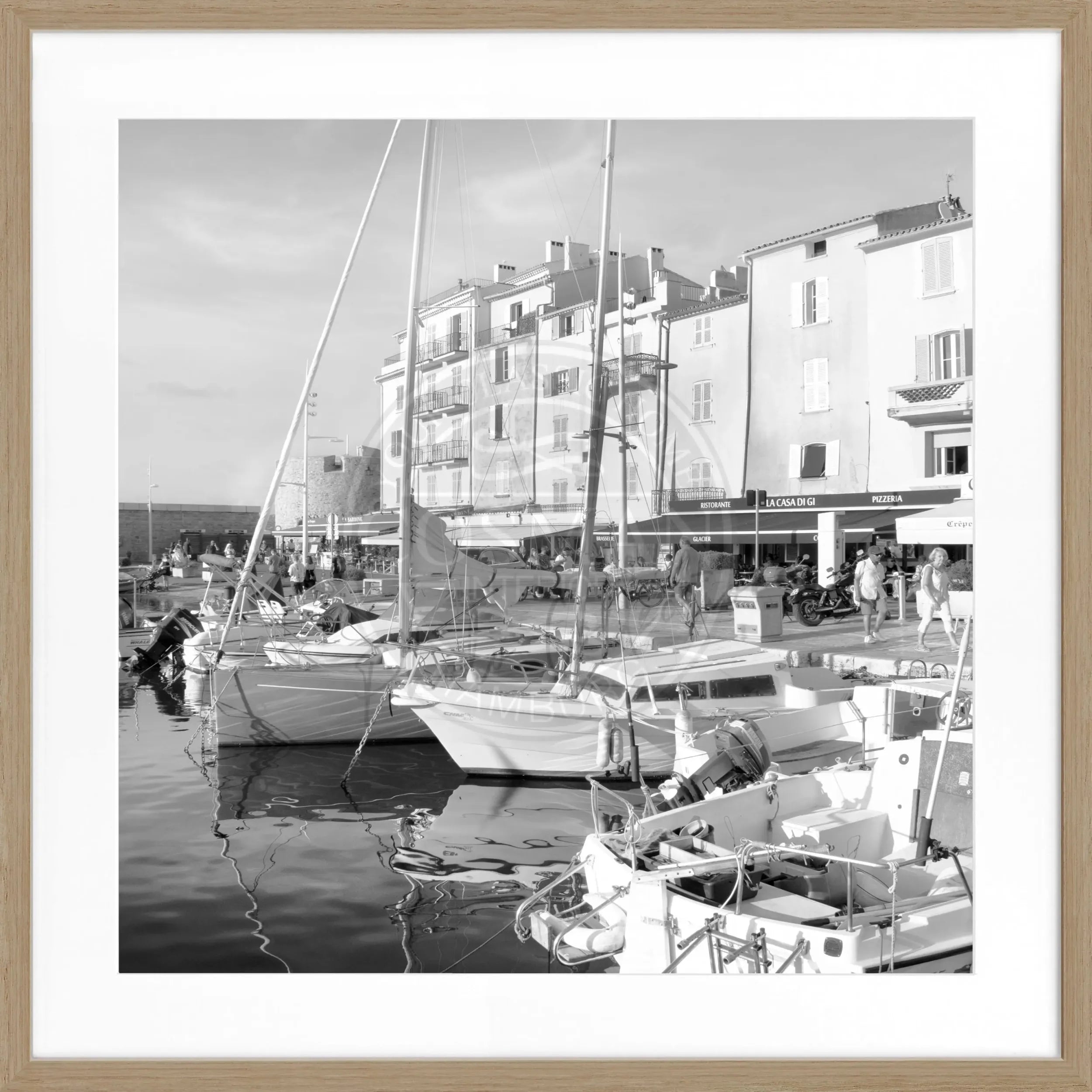 Schwarz-weiß Poster mit Rahmen von Cosman-Photocollection, Hafenmotiv Saint Tropez in quadratischem Format 55x55 cm
