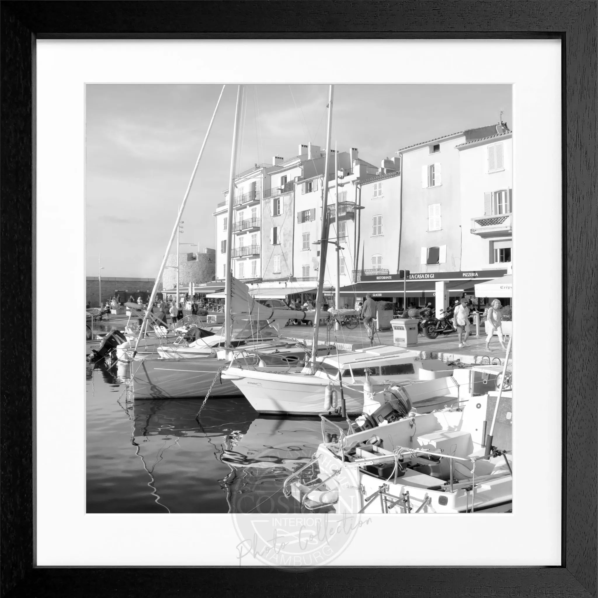 Schwarz-weiß Poster mit Rahmen 'Hafen' Saint Tropez von Cosman-Photocollection, quadratisch 55x55cm, Seestadtansicht, modernes Dekor