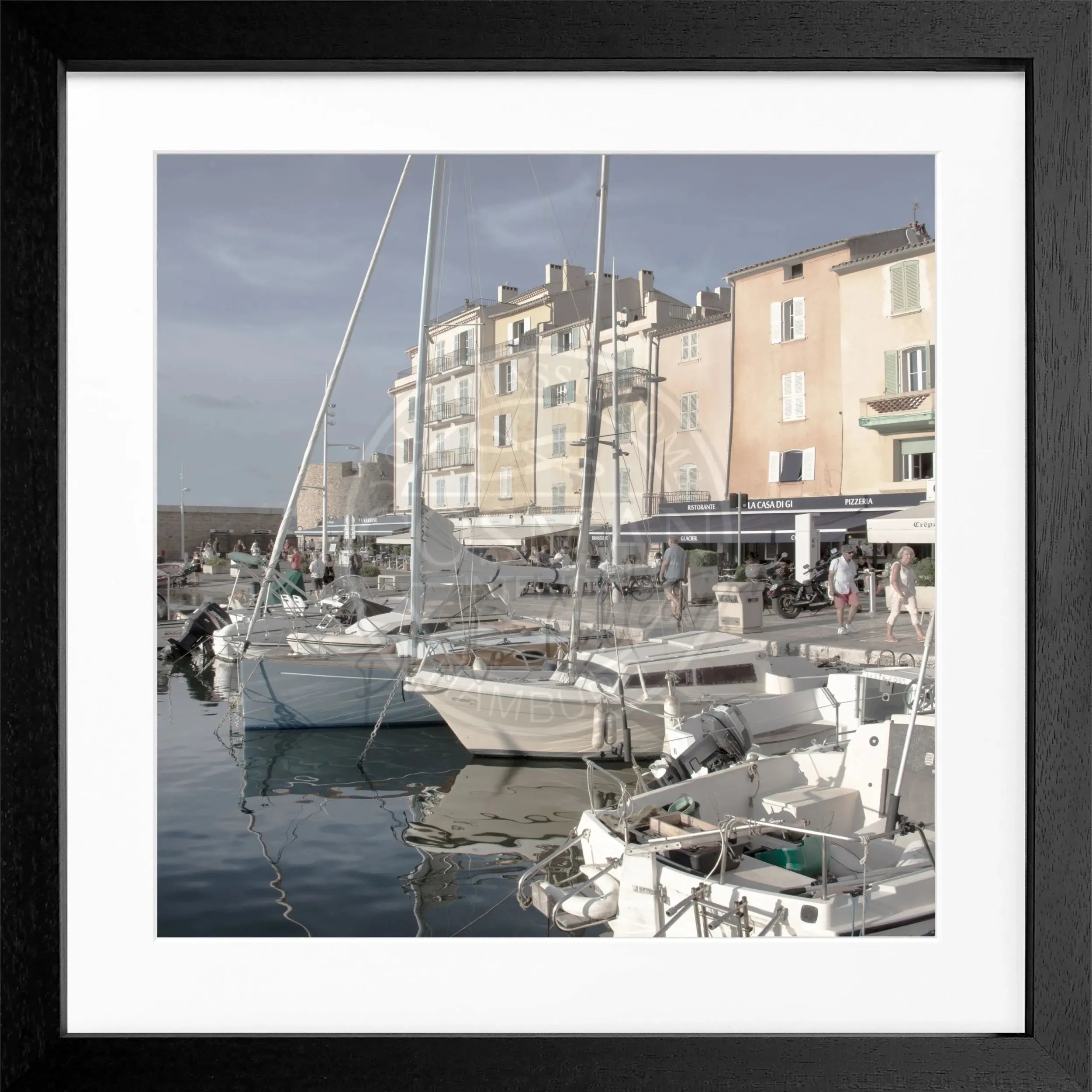 Schwarz-weiß Poster mit Rahmen von Cosman-Photocollection, Hafenansicht Saint Tropez, quadratisch 55x55 cm, stilvolles Wandbild