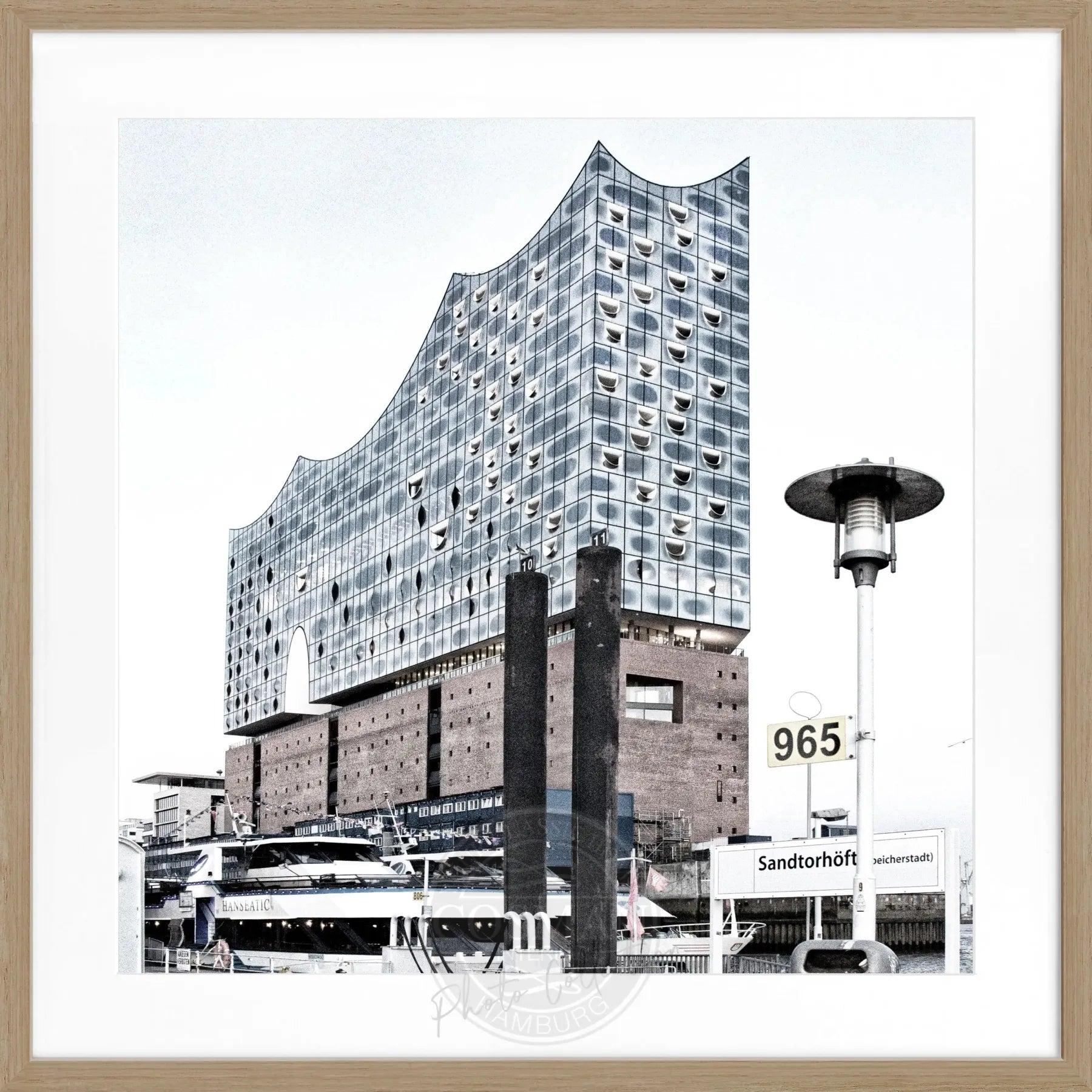 Schwarz-weiß Poster der Elbphilharmonie in Hamburg mit Rahmen, quadratisches Format 55x55 cm, von Cosman-Photocollection.