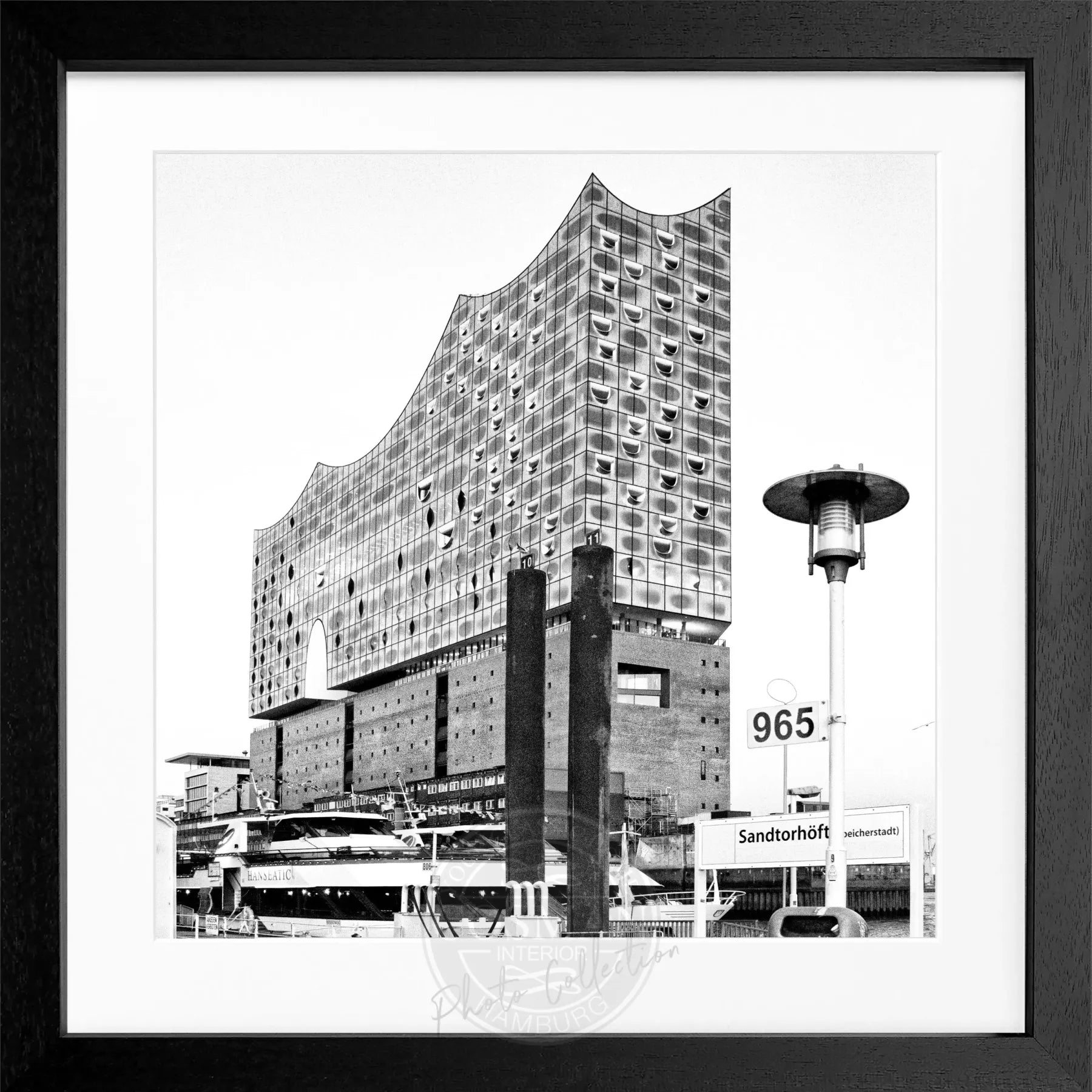 Schwarz-weiß Poster der Hamburger Elbphilharmonie im schwarzen Rahmen, quadratisches Format, von Cosman-Photocollection.