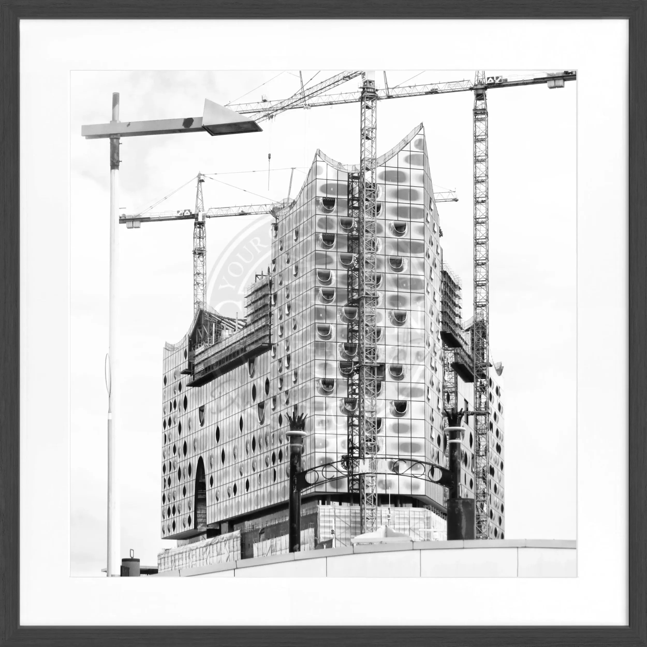 Schwarz-weiß Poster mit Holzrahmen, Hamburg Elphi Motiv, quadratisch 55x55cm, von Cosman-Photocollection