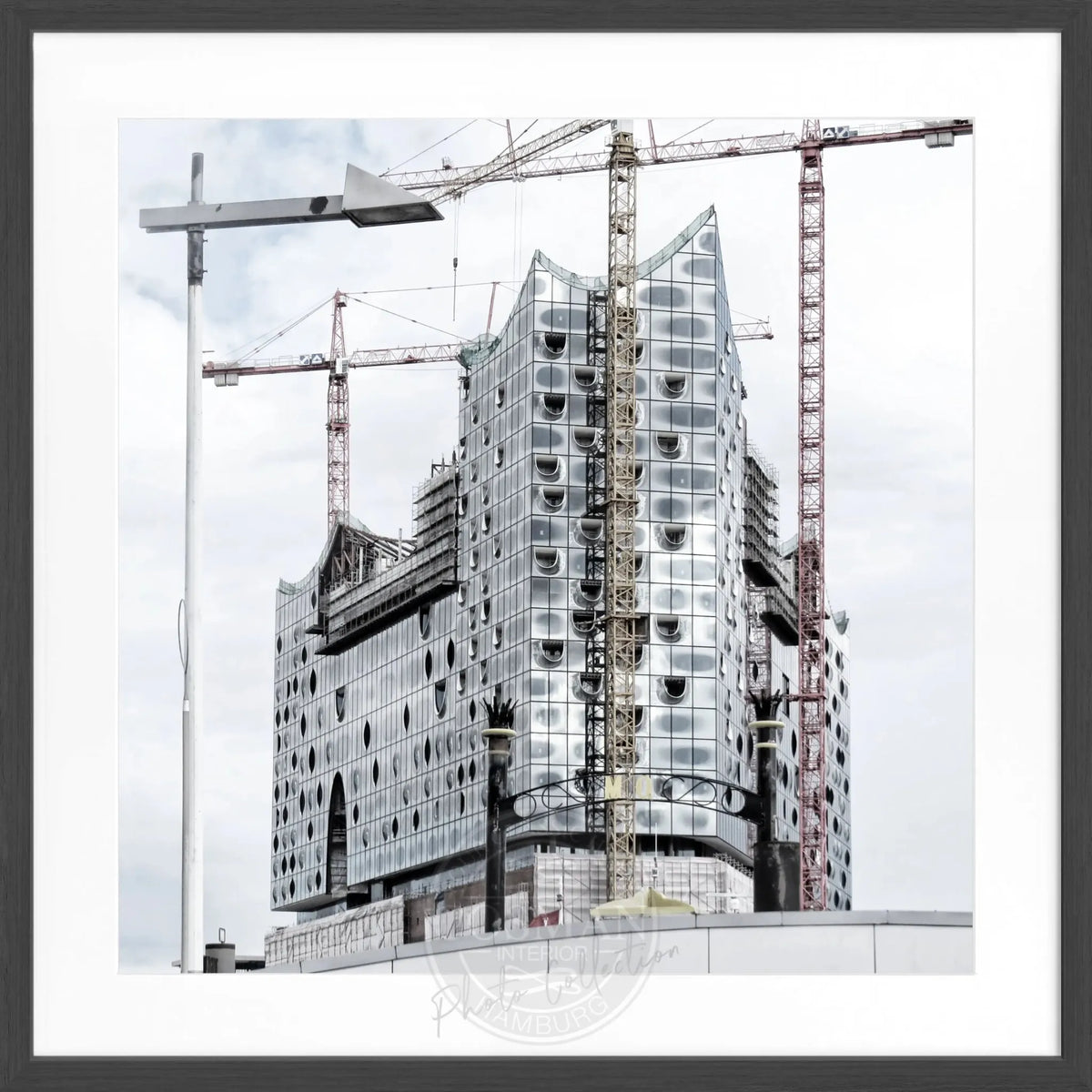 Schwarz-weißes Poster mit Rahmen, Hamburg Elphi Motiv, 55x55cm, von Cosman-Photocollection, quadratisches Design
