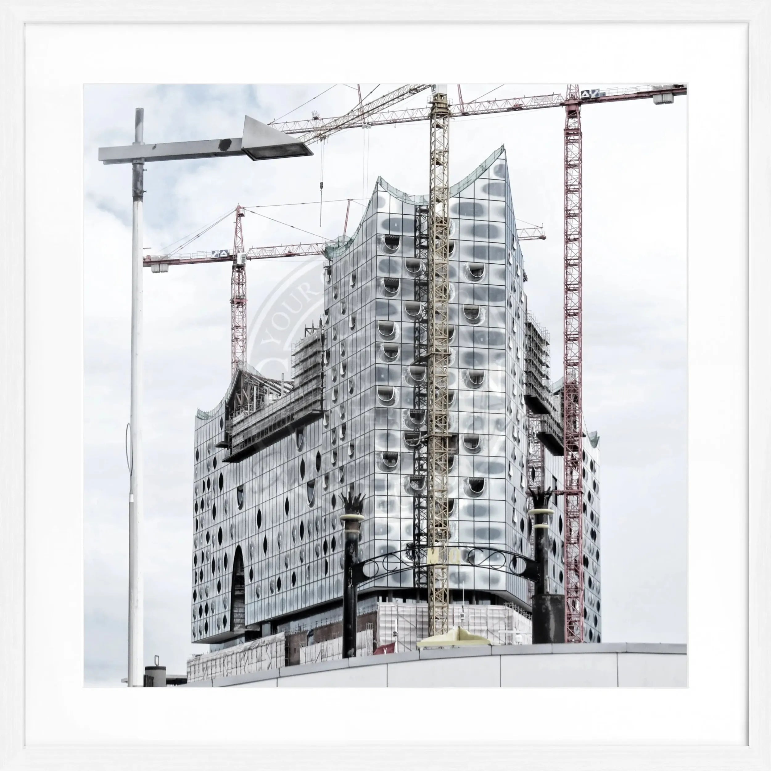 Schwarz-weißes Hamburg-Poster mit Rahmen, Motiv der Elphi, 55x55cm, von Cosman-Photocollection, quadratisch, stilvoller Wanddekoration