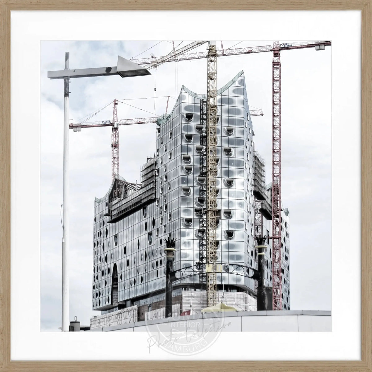 Schwarz-weiß Poster mit Rahmen von Hamburg Elphi, quadratisches 55x55cm Wandbild von Cosman-Photocollection