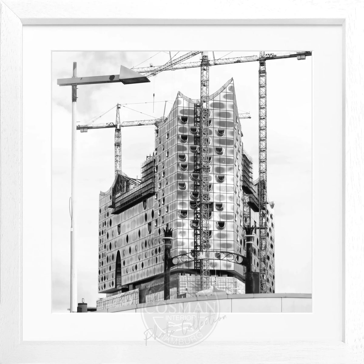 Schwarz-weiß Poster mit Rahmen Hamburg Elphi HH22 von Cosman-Photocollection, quadratisches 55x55cm Wandbild