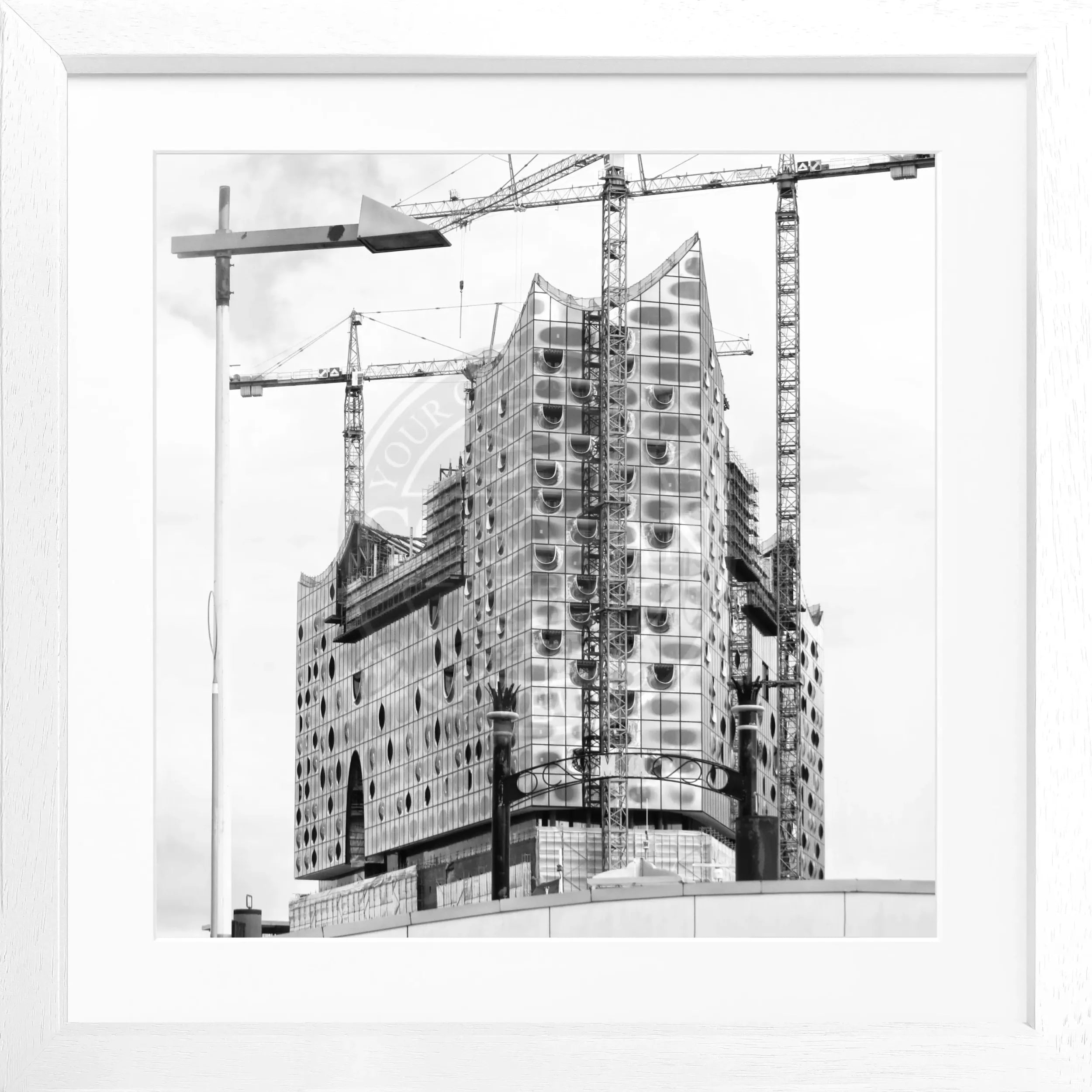 Schwarz-weiß Poster mit Rahmen Hamburg Elphi HH22 von Cosman-Photocollection, quadratisches 55x55cm Wandbild