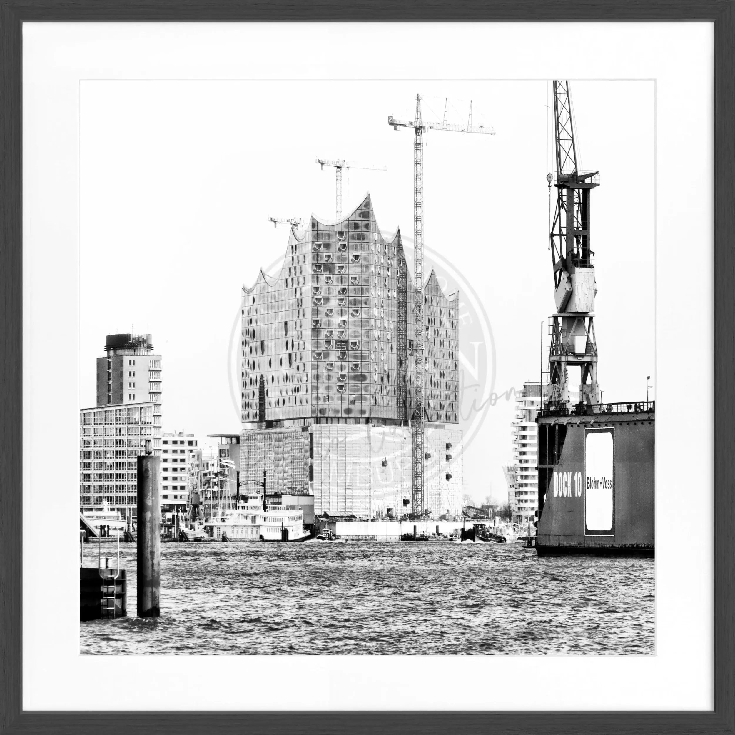 Schwarz-weiß Poster mit Rahmen Hamburg Elphi HH48 von Cosman-Photocollection, quadratisches 55x55cm Wandbild
