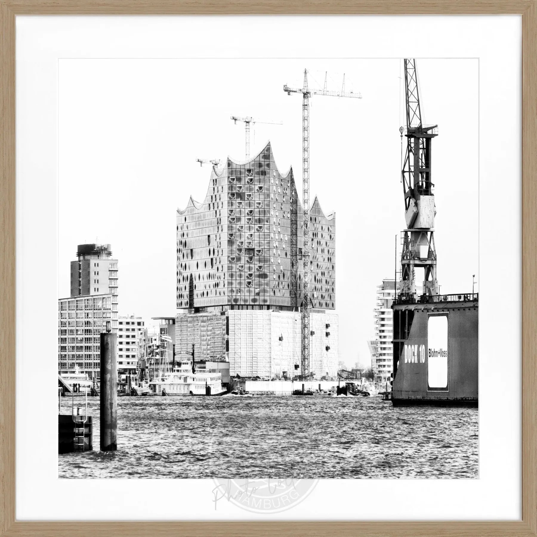 Schwarz-weiß Poster mit Rahmen von Hamburg Elphi, quadratisch 55x55cm, von Cosman-Photocollection, detailreiche Stadtansicht
