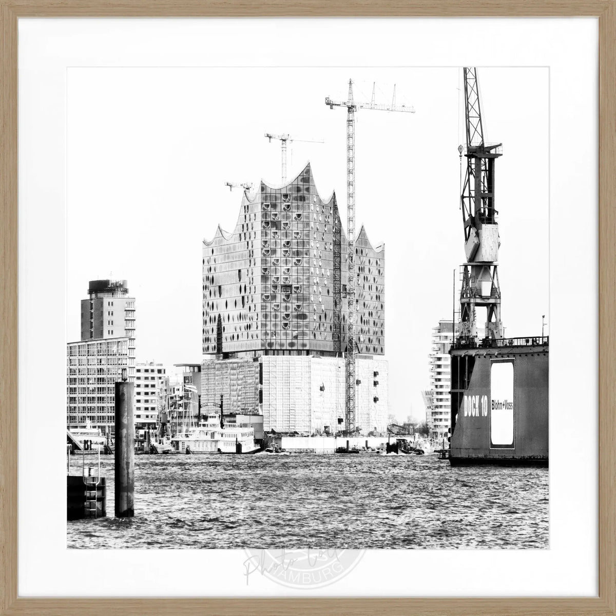 Schwarz-weiß Poster mit Rahmen von Hamburg Elphi, quadratisch 55x55cm, von Cosman-Photocollection, detailreiche Stadtansicht
