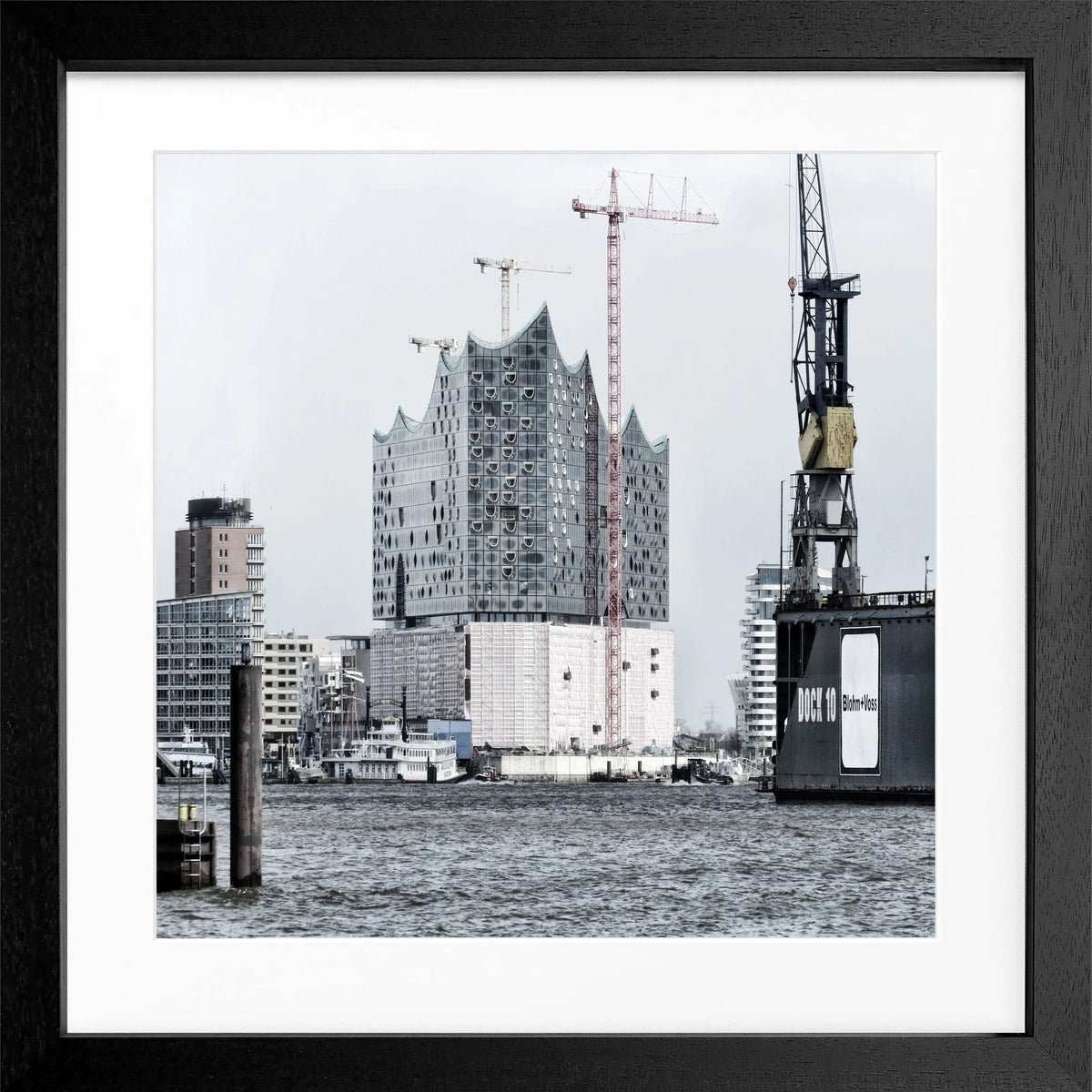Schwarz-weiß Poster mit Rahmen von Hamburg Elphi, quadratisch, 55x55cm, von Cosman-Photocollection für Wanddekoration.