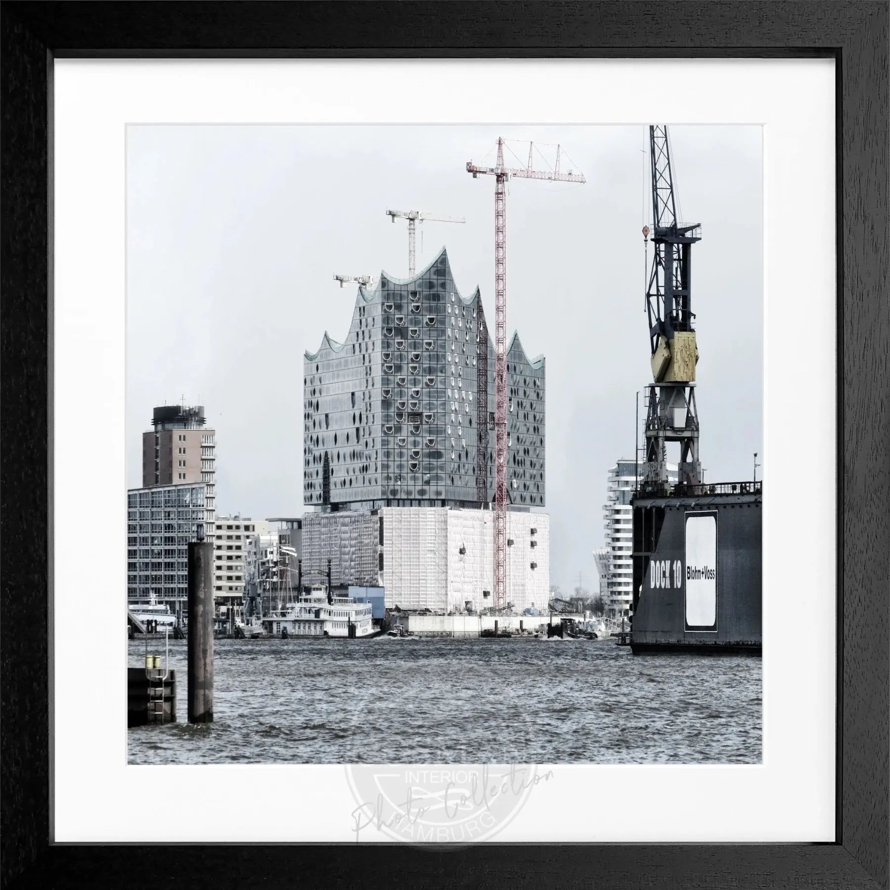Schwarz-weiß Poster mit Rahmen von Hamburg Elphi, quadratisch, 55x55cm, von Cosman-Photocollection für Wanddekoration.