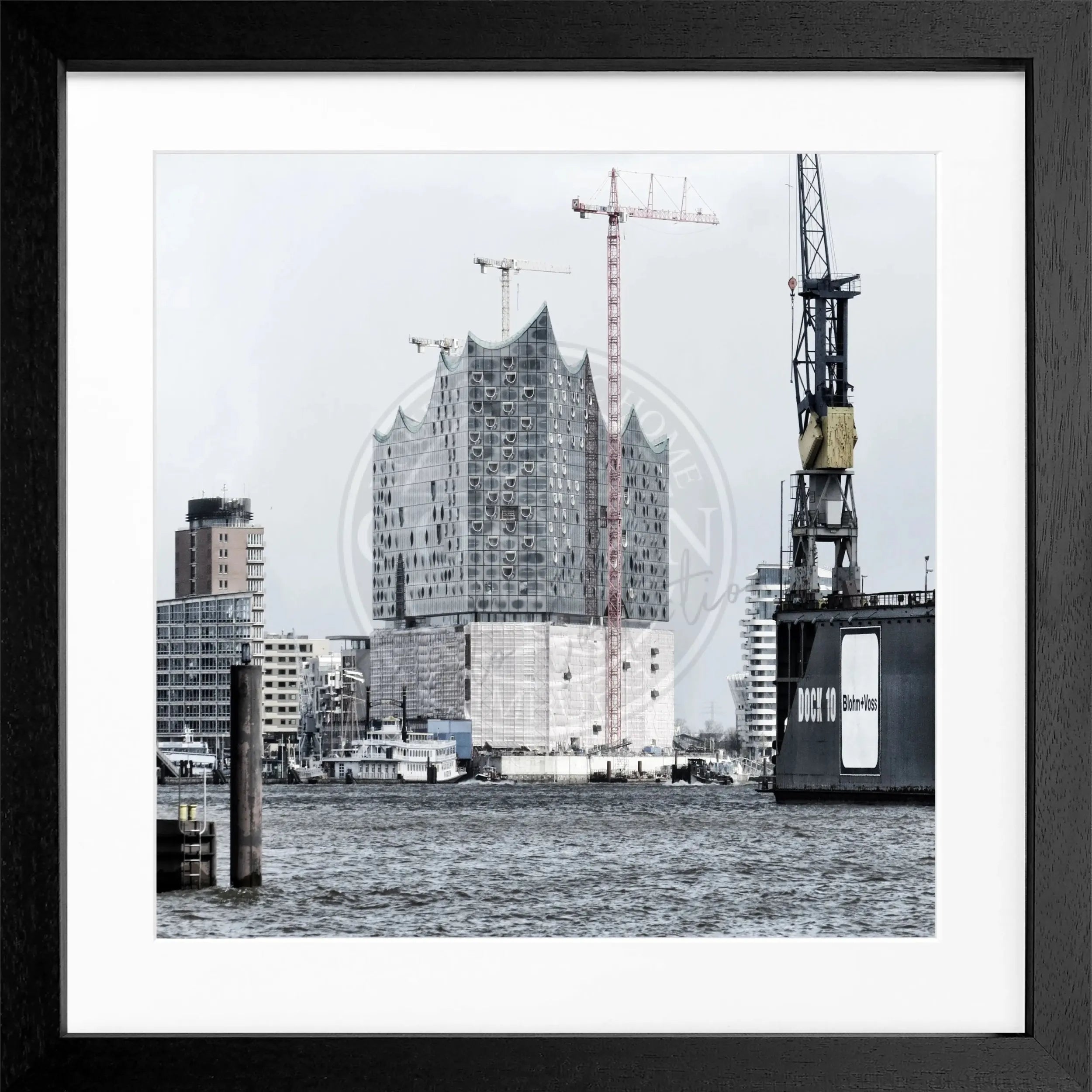 Schwarz-weiß Poster mit Rahmen von Hamburg Elphi, quadratisch, 55x55cm, von Cosman-Photocollection für Wanddekoration.