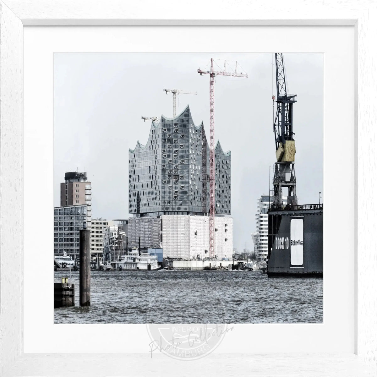 Schwarz-weiß Poster mit Rahmen Hamburg Elphi, von Cosman-Photocollection, quadratisches Format 55x55cm, Stadtansicht in Schwarz-Weiß
