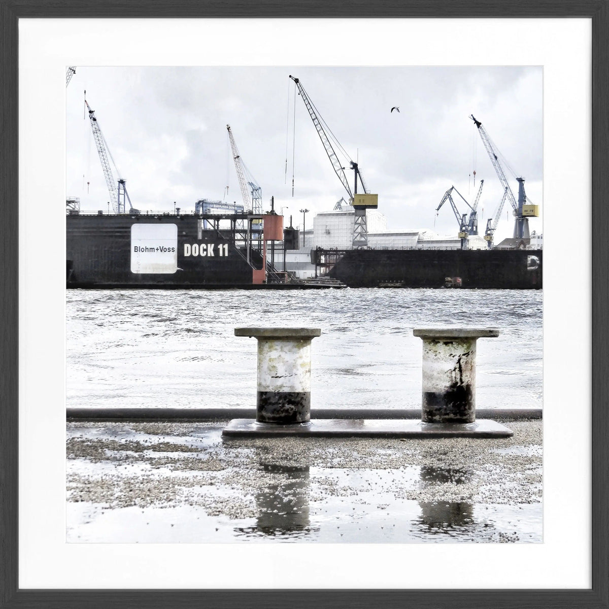 Schwarz-weiß Poster mit Rahmen, Hamburg Hafen Dock 11 Motiv, quadratisch 55x55cm, von Cosman-Photocollection