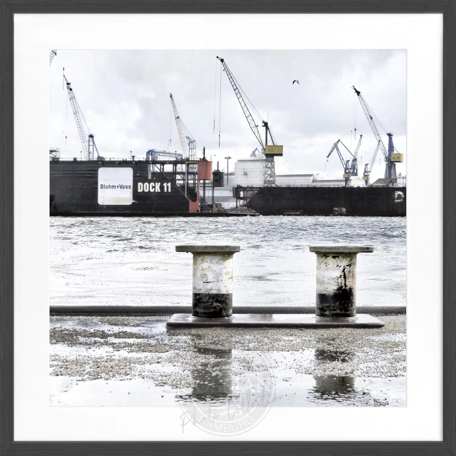Schwarz-weiß Poster mit Rahmen, Hamburg Hafen Dock 11 Motiv, quadratisch 55x55cm, von Cosman-Photocollection