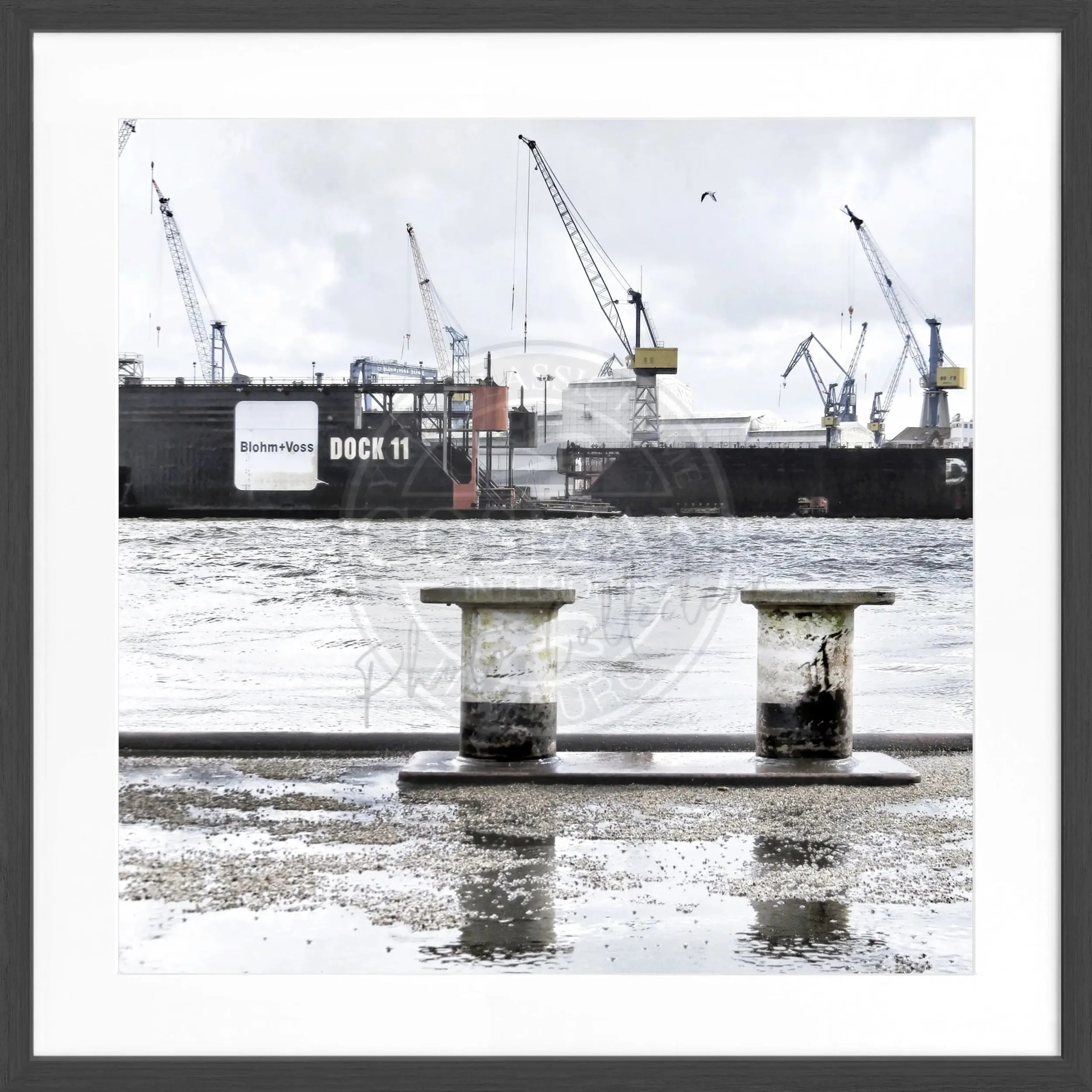 Schwarz-weiß Poster mit Rahmen, Hamburg Hafen Dock 11 Motiv, quadratisch 55x55cm, von Cosman-Photocollection