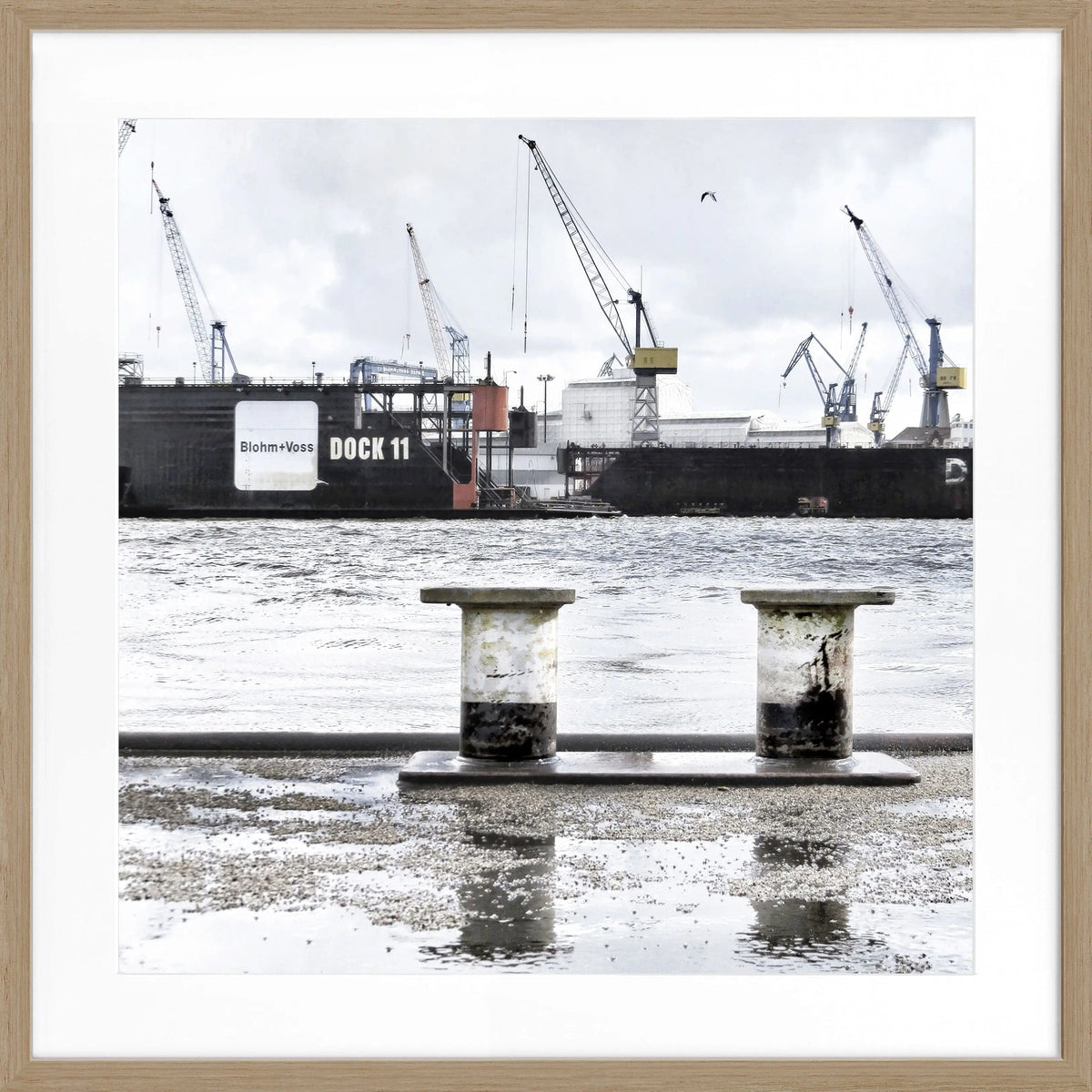 Schwarz-weiß Hamburg Hafen Poster mit Rahmen, quadratisch, 55x55cm, von Cosman-Photocollection, Motiv Dock 11.