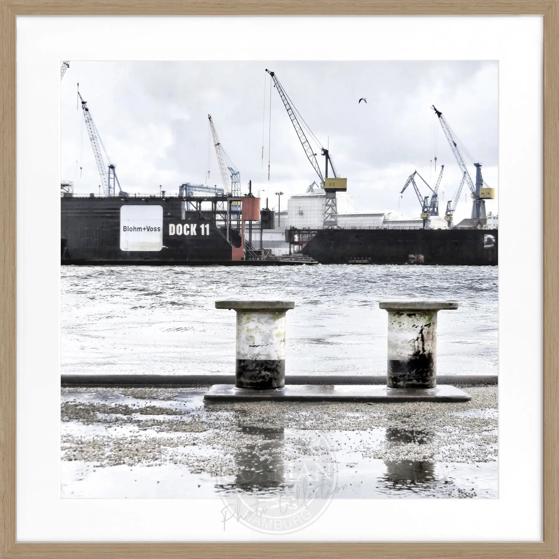 Schwarz-weiß Hamburg Hafen Poster mit Rahmen, quadratisch, 55x55cm, von Cosman-Photocollection, Motiv Dock 11.