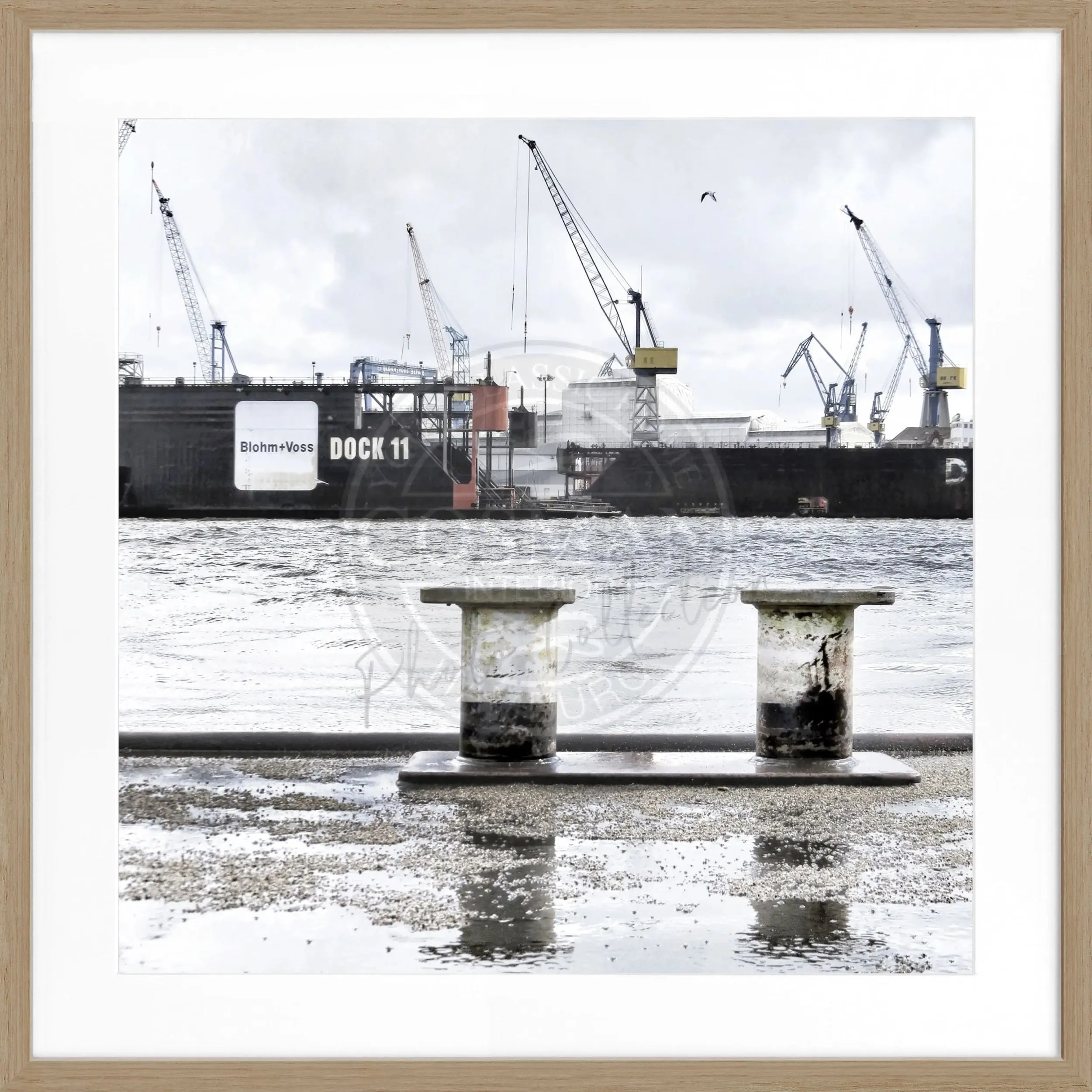 Schwarz-weiß Hamburg Hafen Poster mit Rahmen, quadratisch, 55x55cm, von Cosman-Photocollection, Motiv Dock 11.