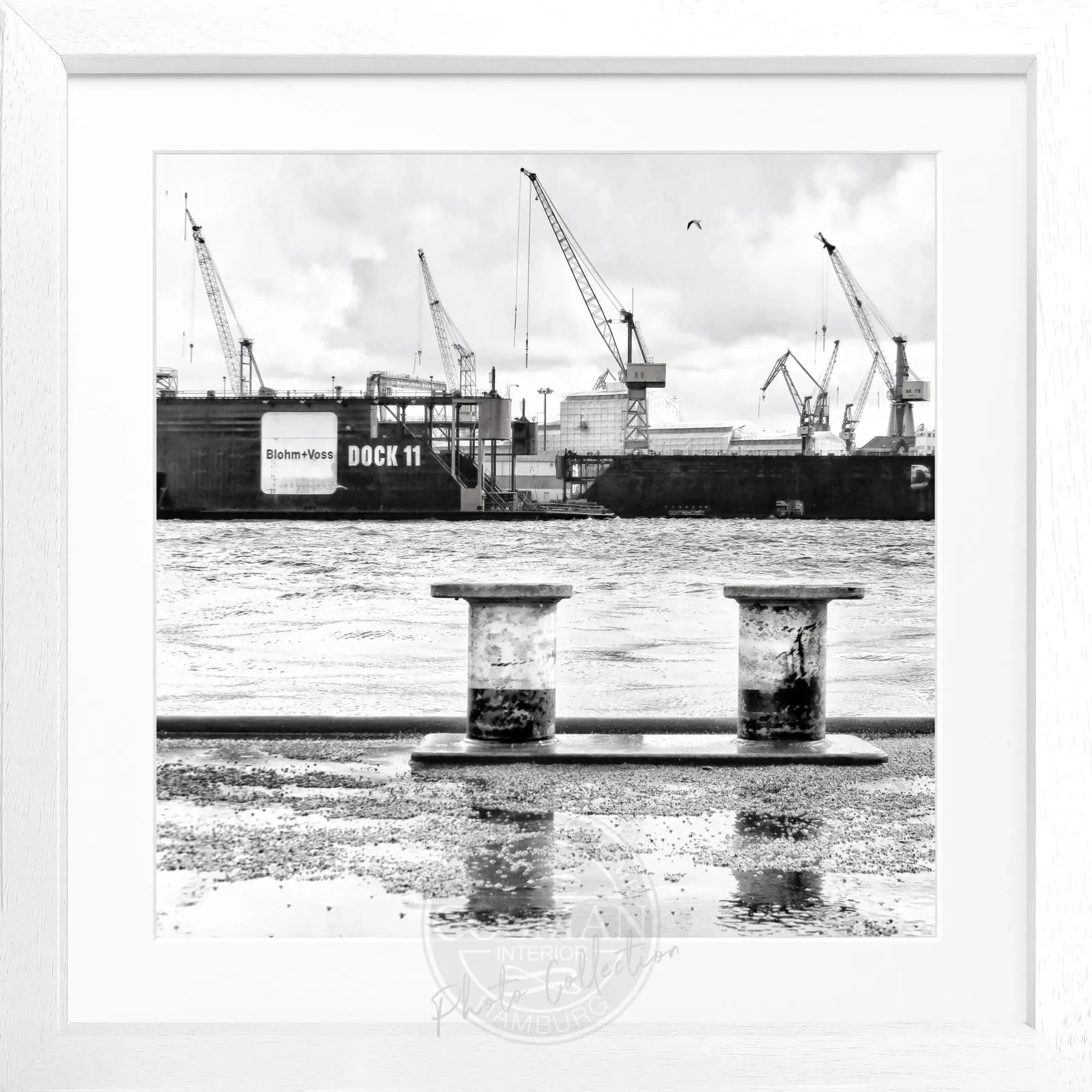 Schwarz-weiß Poster des Hamburger Hafens „DOCK 11“ im Rahmen von Cosman-Photocollection, quadratisch, 55x55 cm