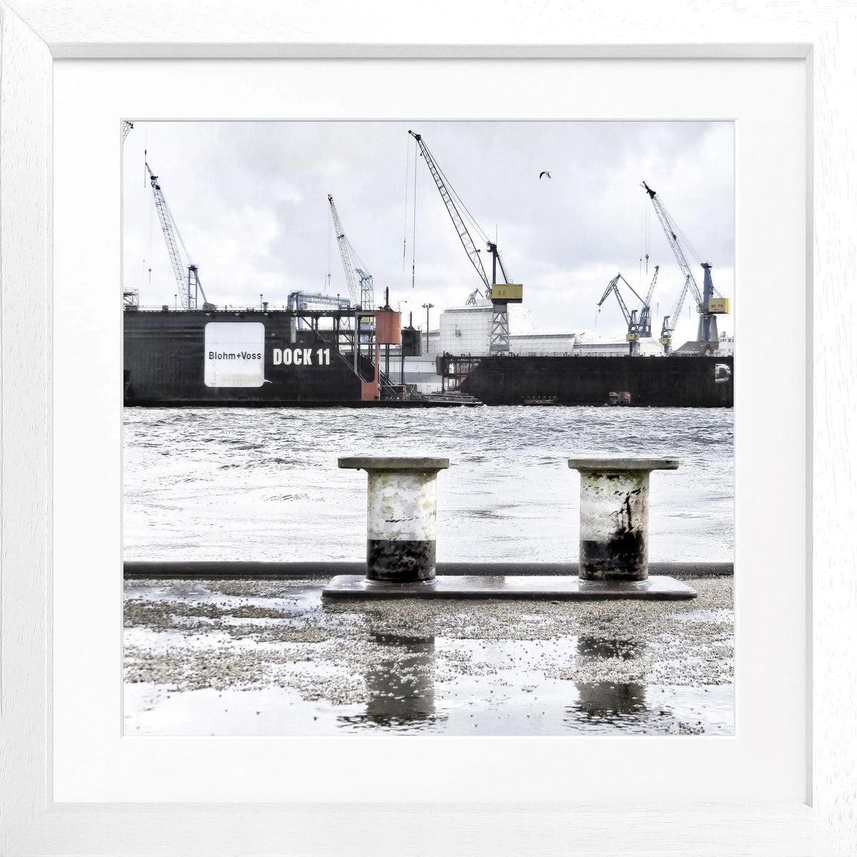 Schwarz-weiß Poster des Hamburger Hafens mit Rahmen von Cosman-Photocollection, quadratisch, 55x55 cm, Hafenbild mit Dock 11.