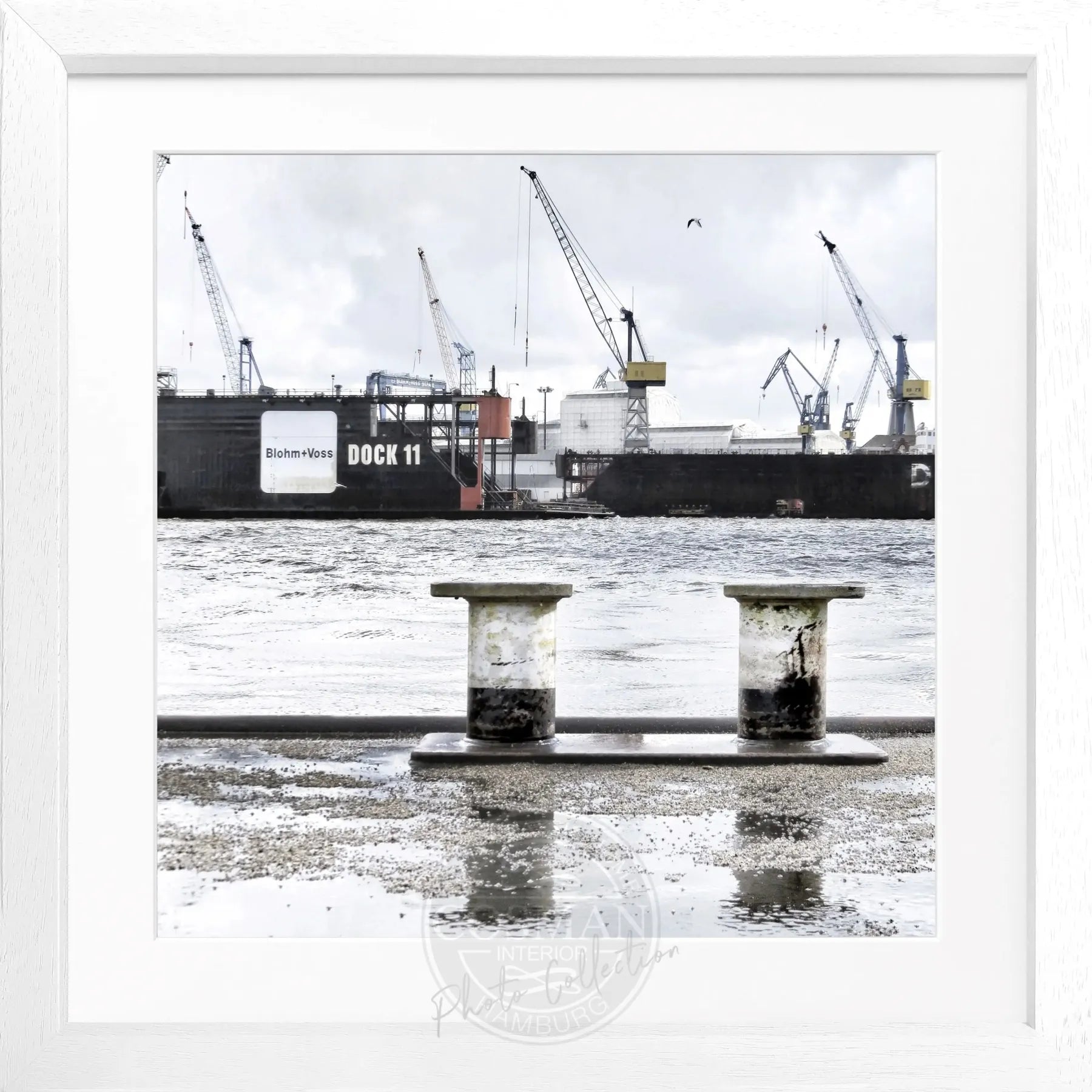 Schwarz-weiß Poster des Hamburger Hafens mit Rahmen von Cosman-Photocollection, quadratisch, 55x55 cm, Hafenbild mit Dock 11.
