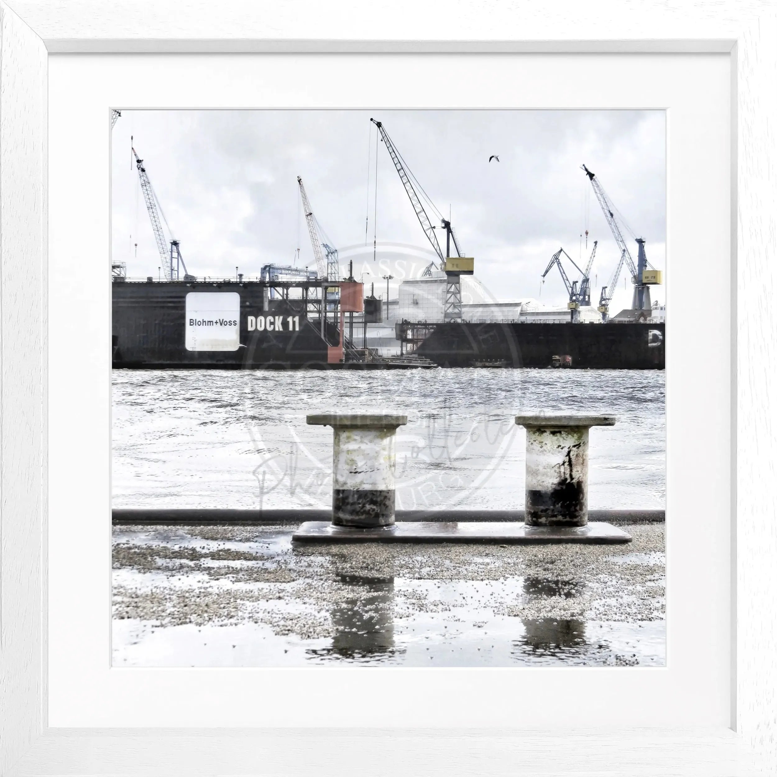 Schwarz-weiß Poster des Hamburger Hafens mit Rahmen von Cosman-Photocollection, quadratisch, 55x55 cm, Hafenbild mit Dock 11.