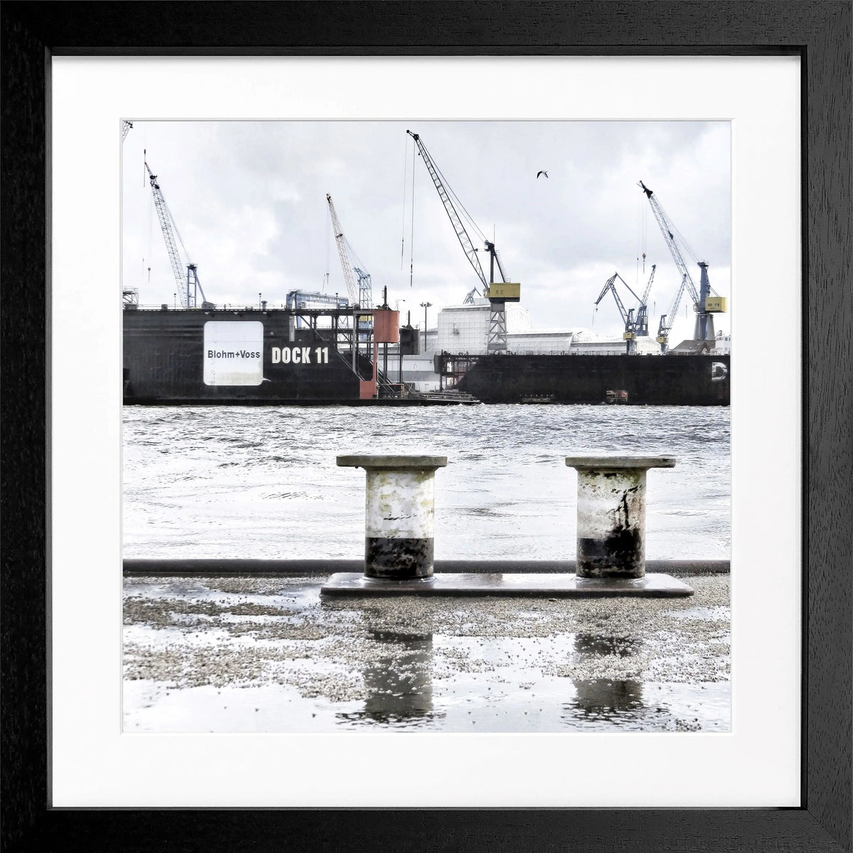 Schwarz-weiß Poster des Hamburger Hafens mit Rahmen von Cosman-Photocollection, quadratisch 55x55cm, urbanes Hafenbild.