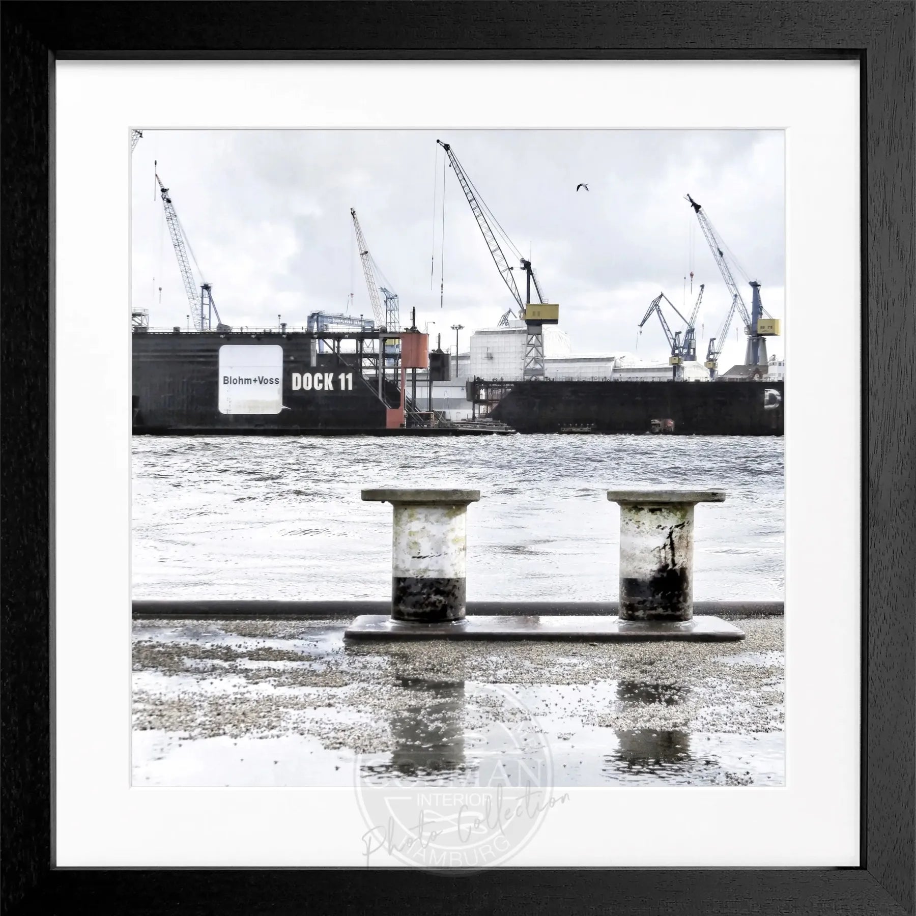 Schwarz-weiß Poster des Hamburger Hafens mit Rahmen von Cosman-Photocollection, quadratisch 55x55cm, urbanes Hafenbild.