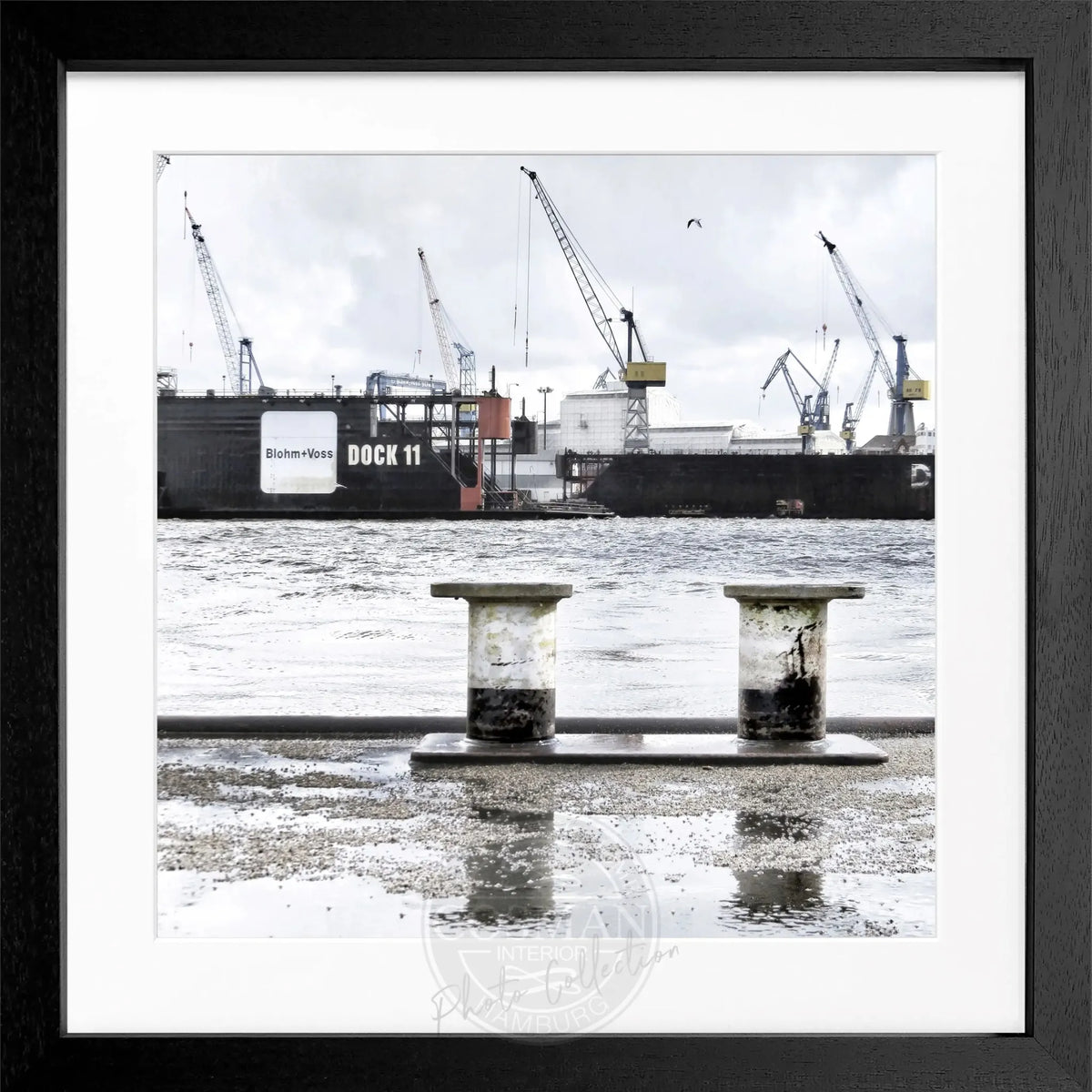 Schwarz-weiß Poster des Hamburger Hafens mit Rahmen von Cosman-Photocollection, quadratisch 55x55cm, urbanes Hafenbild.