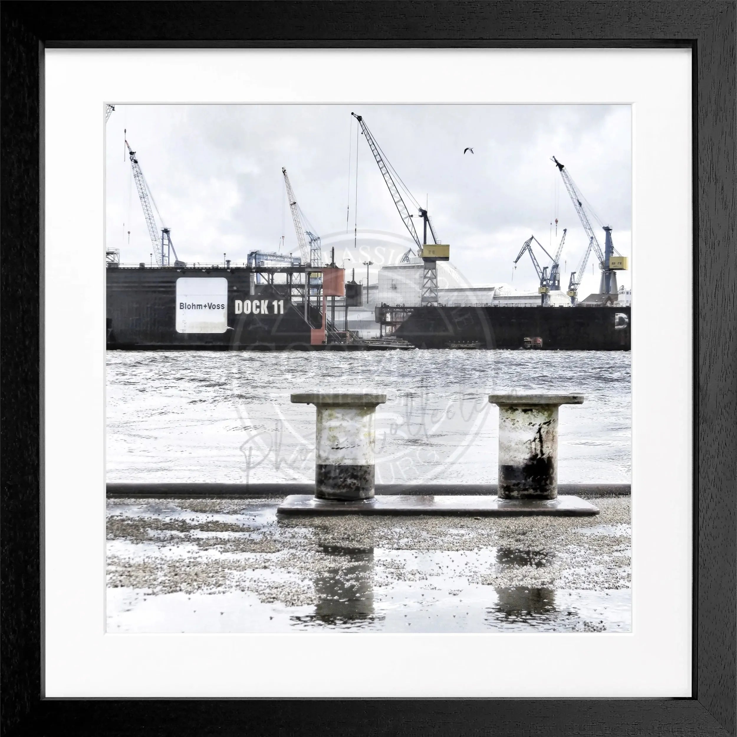 Schwarz-weiß Poster des Hamburger Hafens mit Rahmen von Cosman-Photocollection, quadratisch 55x55cm, urbanes Hafenbild.