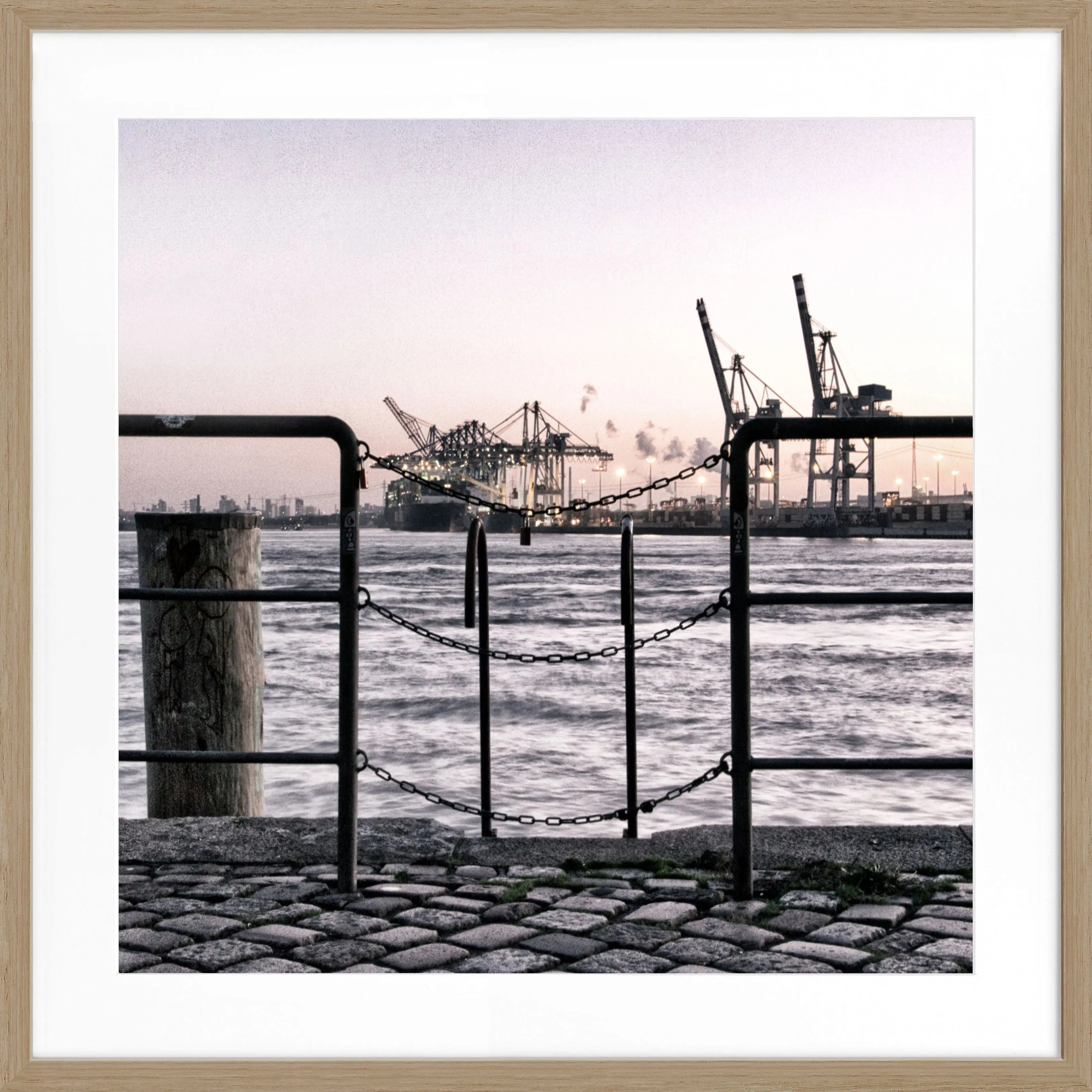 Schwarz-weiß Poster mit Rahmen von Hamburg Hafen mit Zaun, quadratisch, 55x55cm, von Cosman-Photocollection