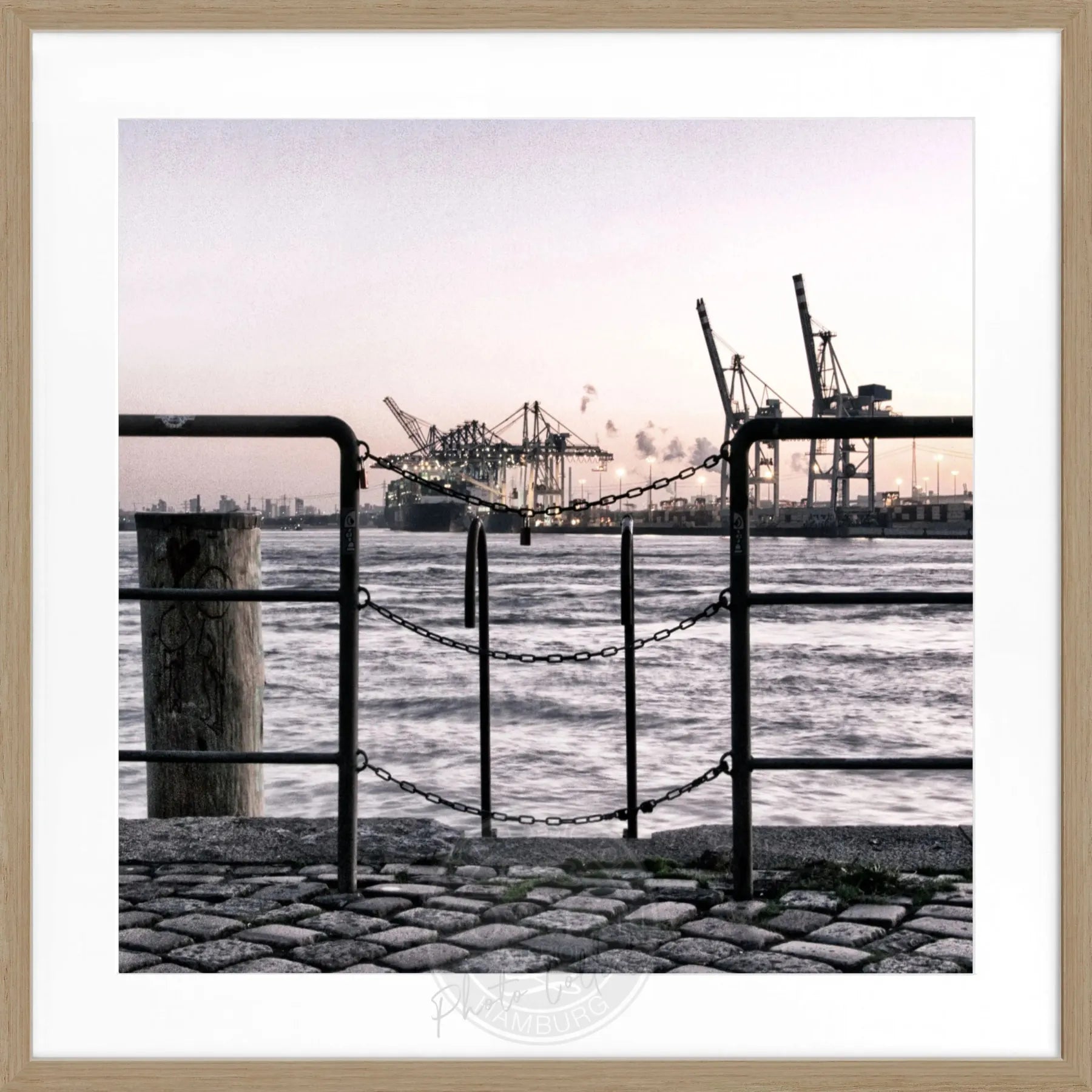 Schwarz-weiß Poster mit Rahmen, Hamburg Hafen Zaun Motiv, quadratisch 55x55cm, von Cosman-Photocollection.