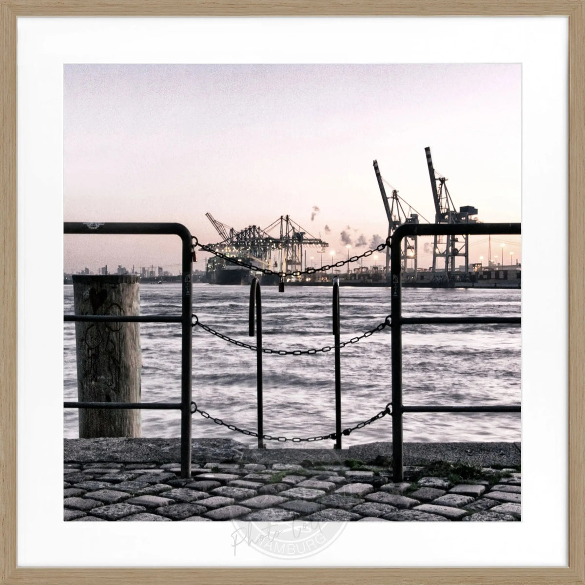 Schwarz-weiß Poster mit Rahmen, Hamburg Hafen Zaun Motiv, quadratisch 55x55cm, von Cosman-Photocollection.