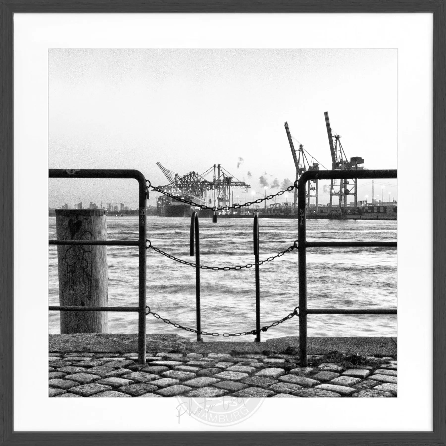 Schwarz-weißes Poster mit Rahmen, Hamburg Hafen Zaun Motiv, von Cosman-Photocollection, quadratisch 55x55cm, Wanddekoration
