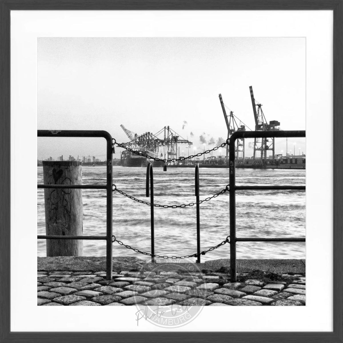 Schwarz-weißes Poster mit Rahmen, Hamburg Hafen Zaun Motiv, von Cosman-Photocollection, quadratisch 55x55cm, Wanddekoration