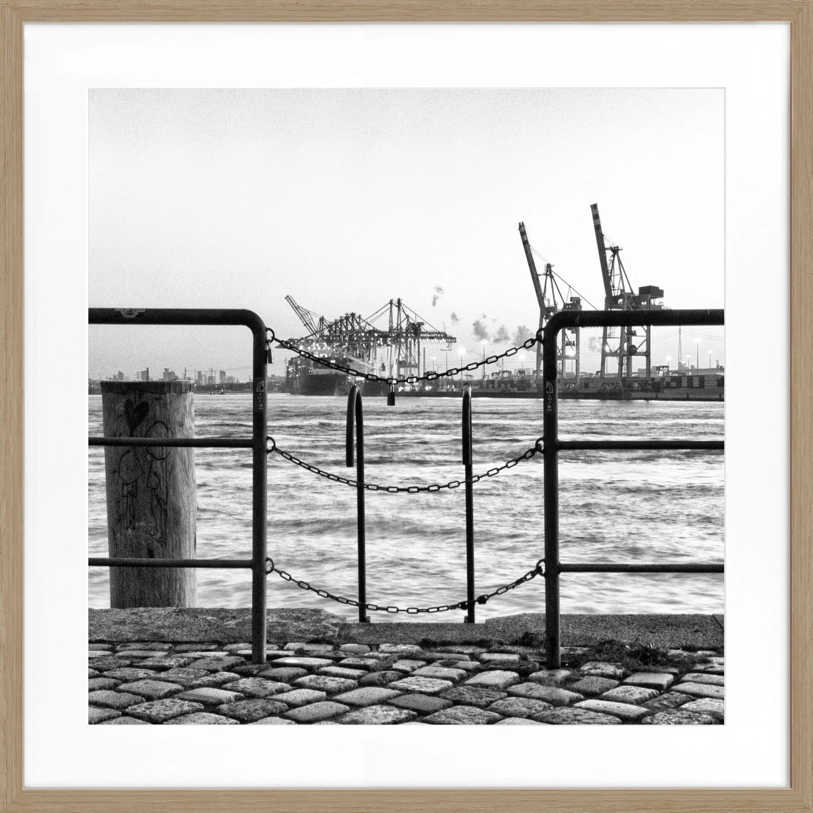 Schwarz-weißes Poster mit Rahmen, Hamburg Hafen Zaun, quadratisch 55x55cm, von Cosman-Photocollection, maritime Stadtansicht