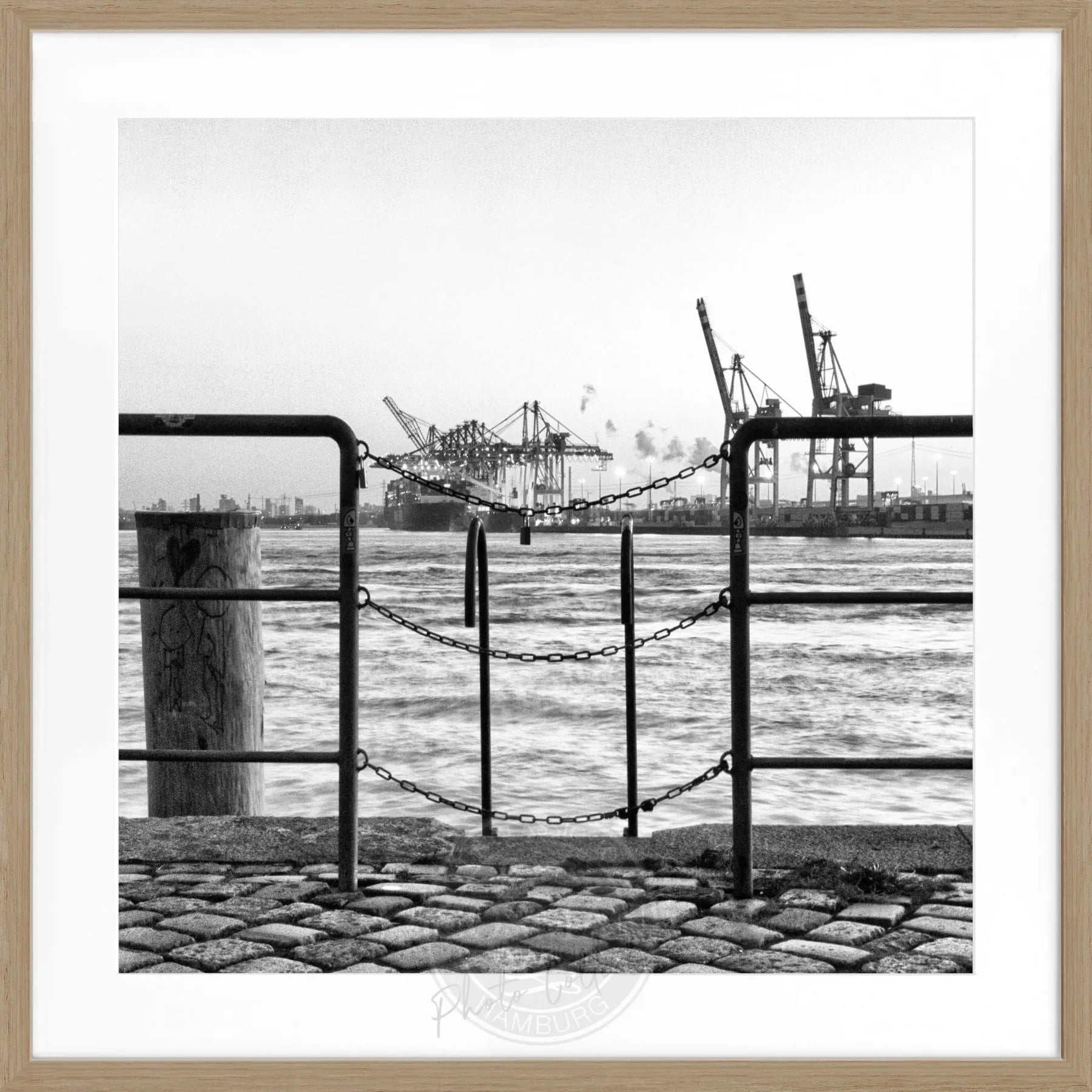 Schwarz-weiß Poster mit Rahmen von Cosman-Photocollection, Hamburg Hafen Zaun Motiv, quadratisch 55x55cm, modernes Wandbild