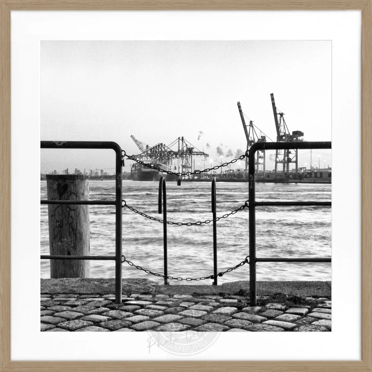 Schwarz-weiß Poster mit Rahmen von Cosman-Photocollection, Hamburg Hafen Zaun Motiv, quadratisch 55x55cm, modernes Wandbild