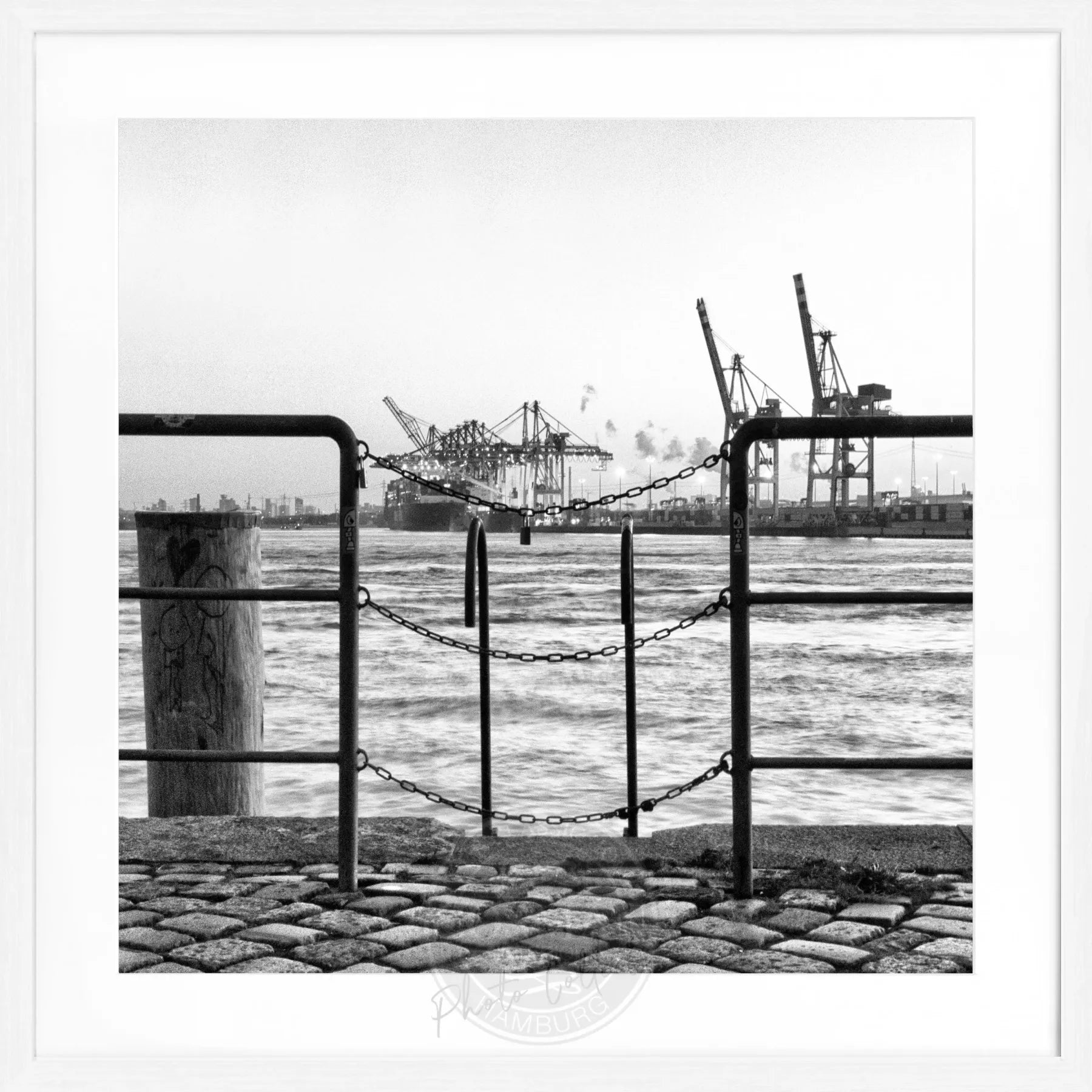 Schwarz-Weiß-Poster mit Rahmen von Hamburg Hafen Zaun, quadratisch 55x55cm, von Cosman-Photocollection.