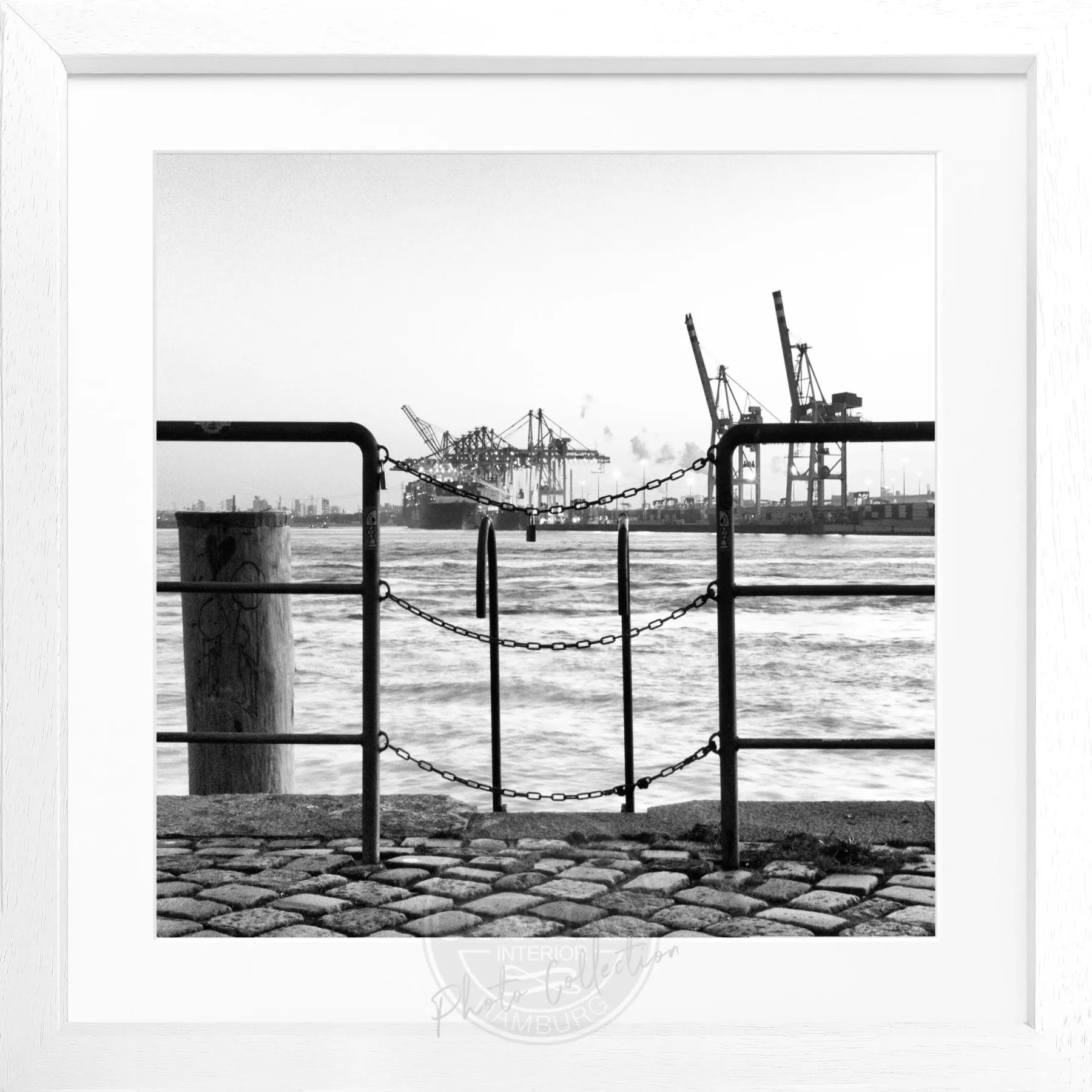 Schwarz-weiß Poster mit Rahmen von Hamburg Hafen mit Zaun, quadratisch, 55x55 cm, von Cosman-Photocollection.