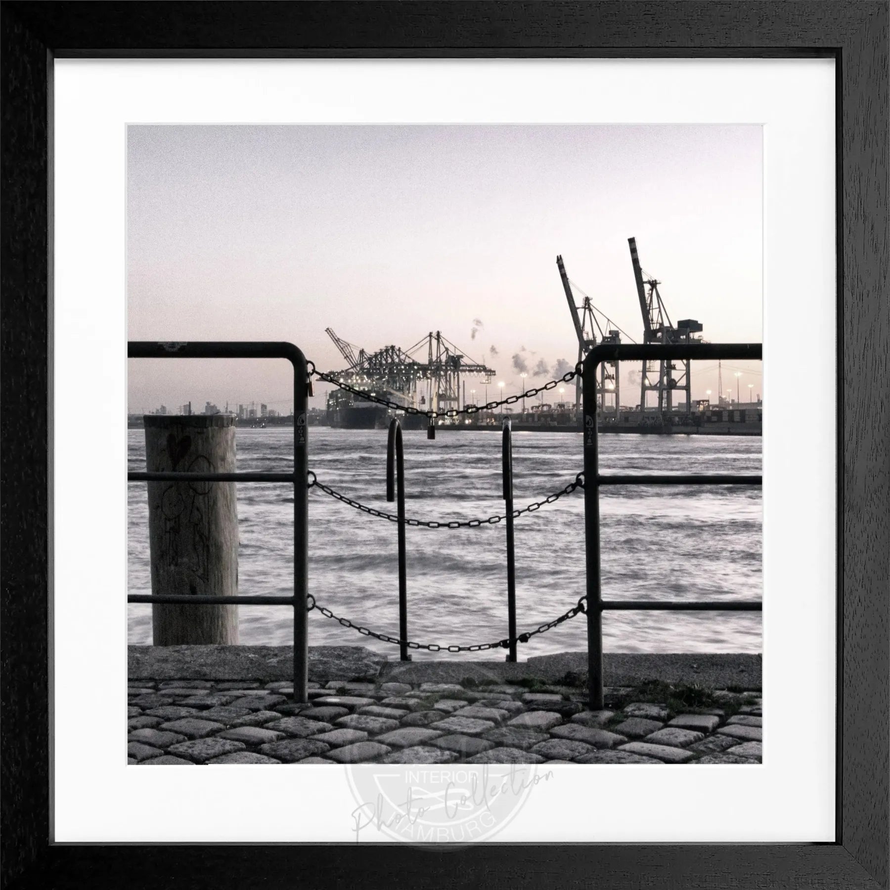 Schwarz-weiß Poster mit Rahmen von Cosman-Photocollection, Hamburg Hafen Zaun, quadratisch 55x55cm, dekoratives Wandbild