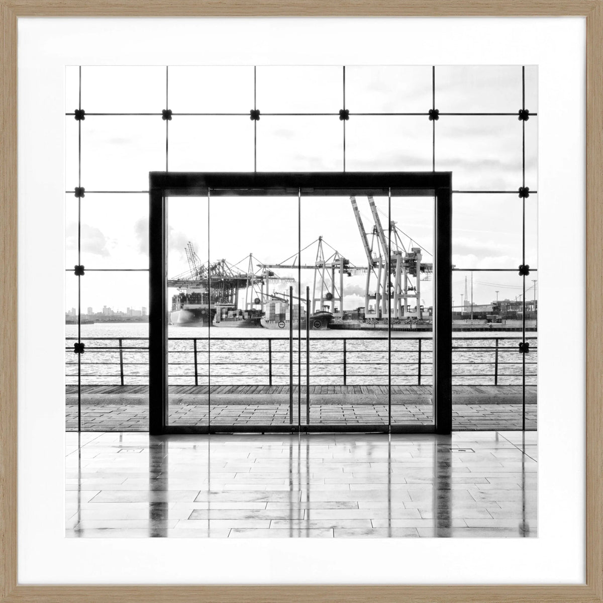 Schwarz-weiß Poster mit Rahmen von Cosman-Photocollection, Hamburg Stadtmotiv im quadratischen Format, 55x55 cm.